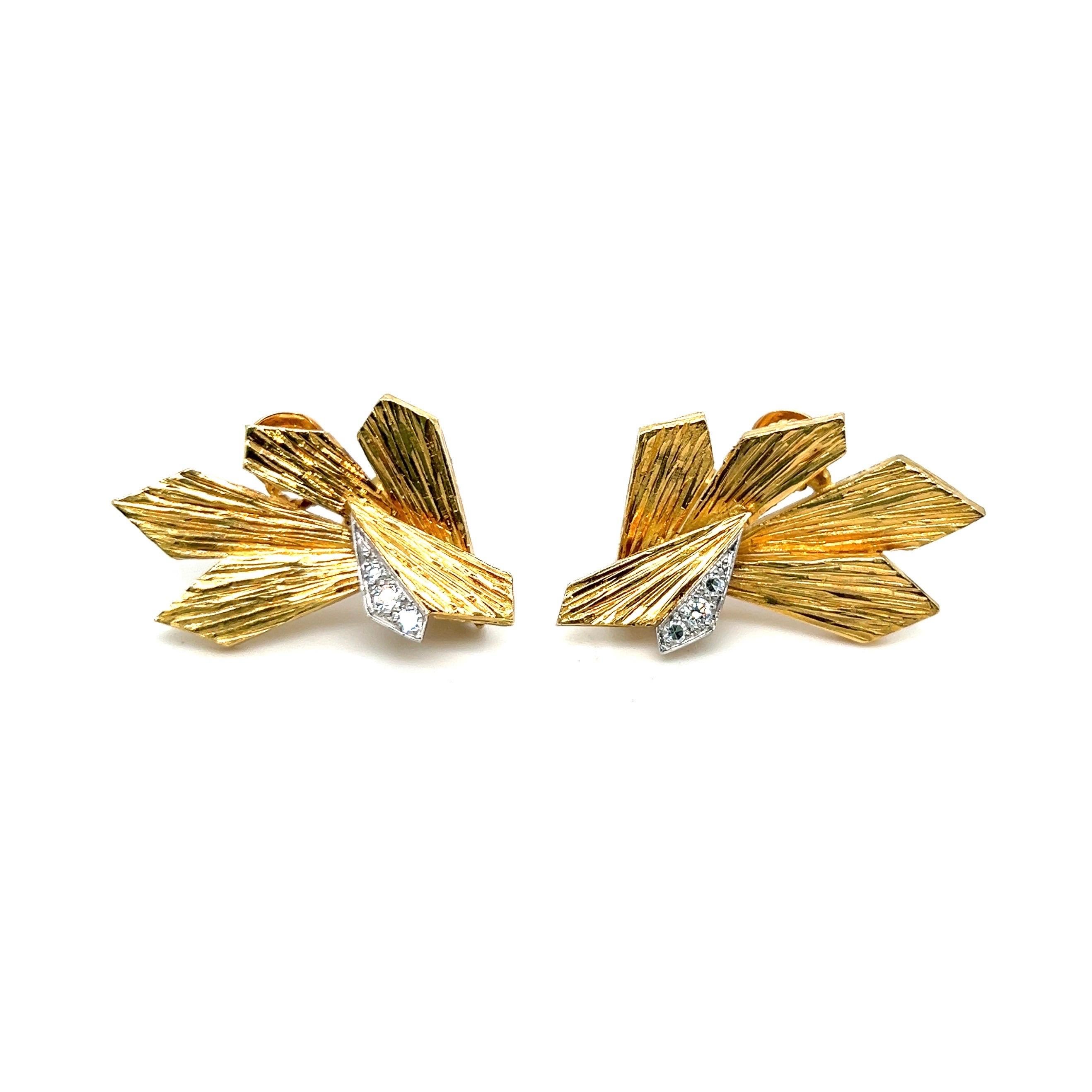 Magnifique paire de clips d'oreille en or jaune 18 carats, platine et diamants par Grima, 1971.

Réalisées en or jaune 18 carats et en platine, ces magnifiques boucles d'oreilles sont conçues comme des feuilles stylisées présentant une surface