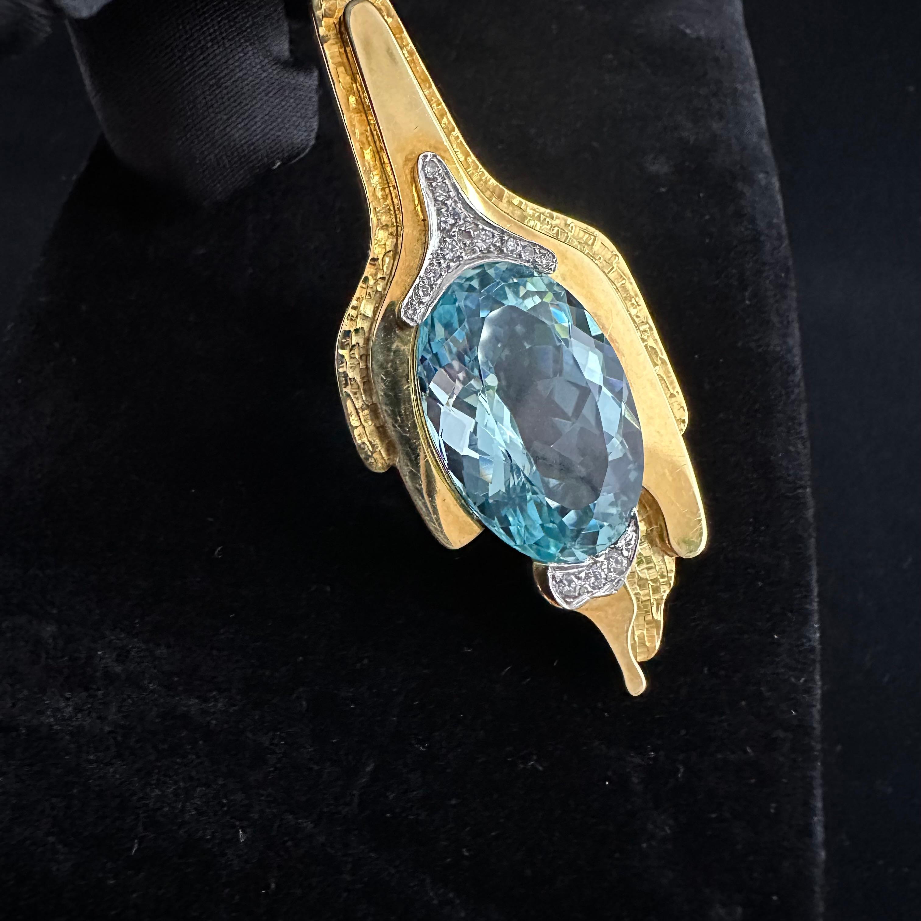 Modern Grima  Aquamarine Diamond Brooch 18k Yellow Gold For Sale