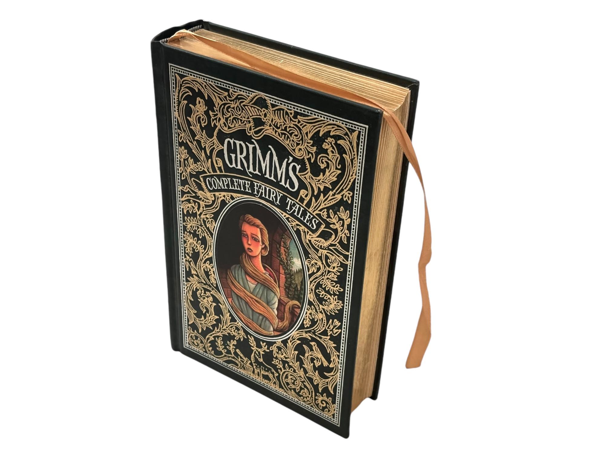Grimms Vollständige Märchen mit Illustrationen von Arthur Rackham. Gebundenes Buch mit Ledereinband und Goldschnitt, erschienen 2008 bei Barnes & Noble, 721 Seiten.

