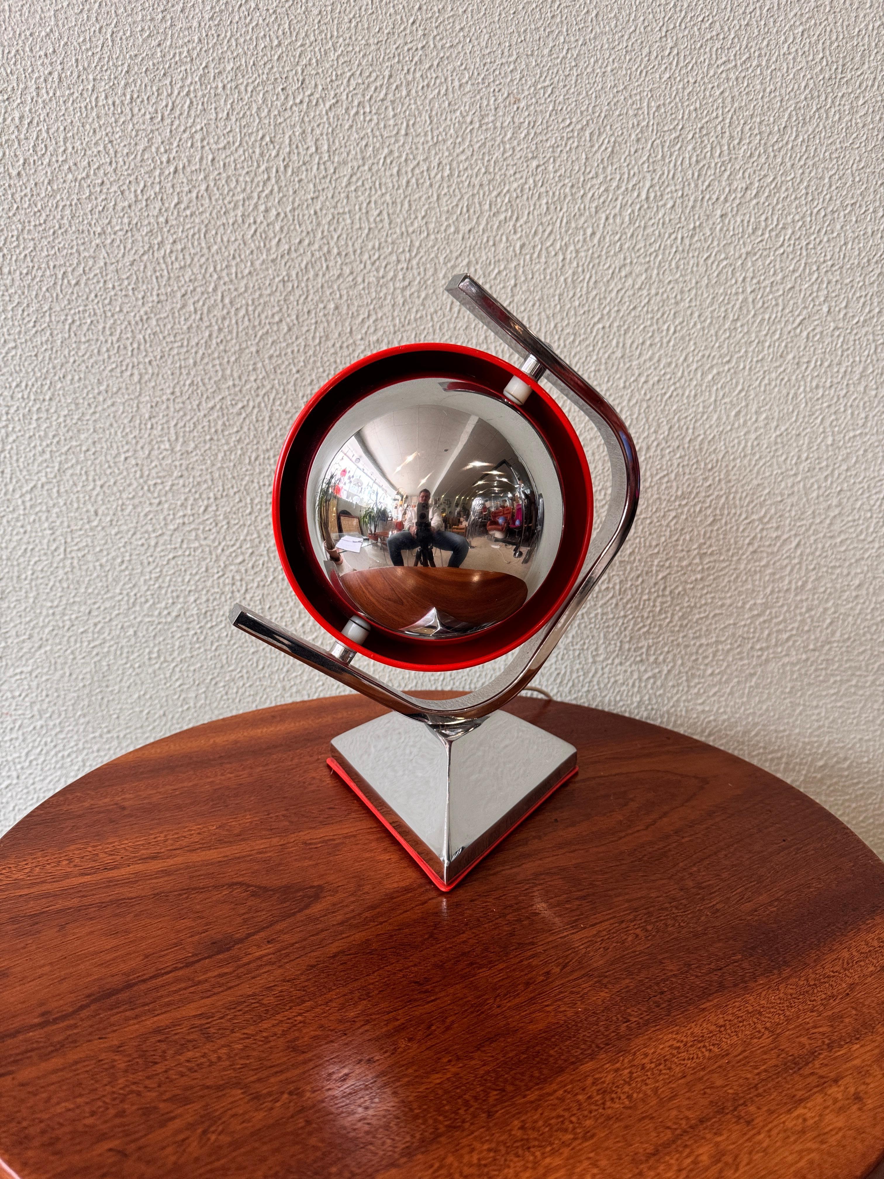 The Grin Luz Space Age Eyeball Table Lamp, designed by Luis Pérez de la Oliva in the 1970s, is a stunning example of Space Age design. Produced by Grin Luz in Spain, this lamp features the characteristic ball-shaped shade, a hallmark of the