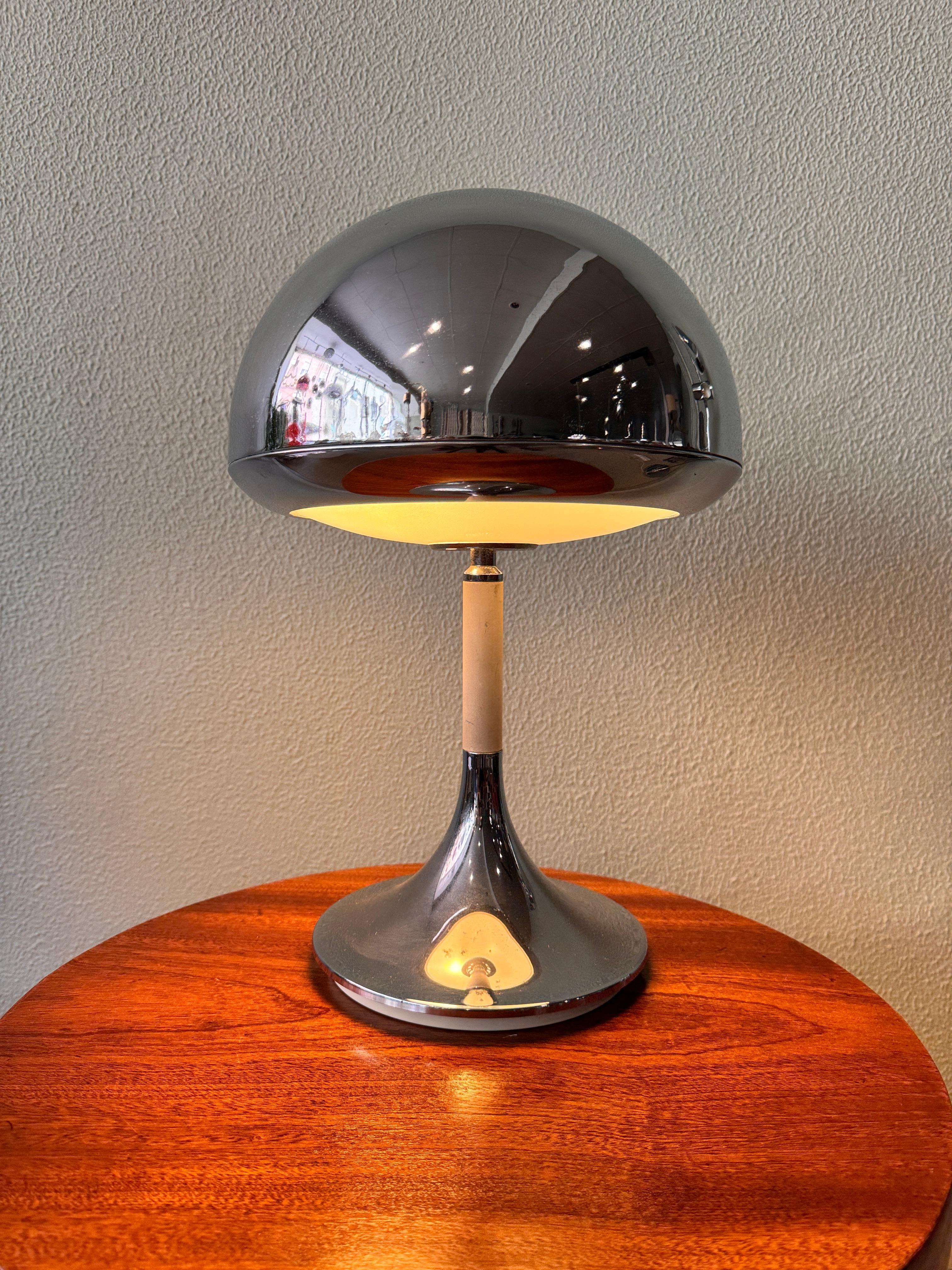 The Grin Luz Space Age Mushroom Table Lamp, designed by Luis Perez de la Oliva in the 1960s, is a stunning example of Space Age design. This rare model, produced by Grin Luz (an affiliate of the Fase factory), combines innovative aesthetics with