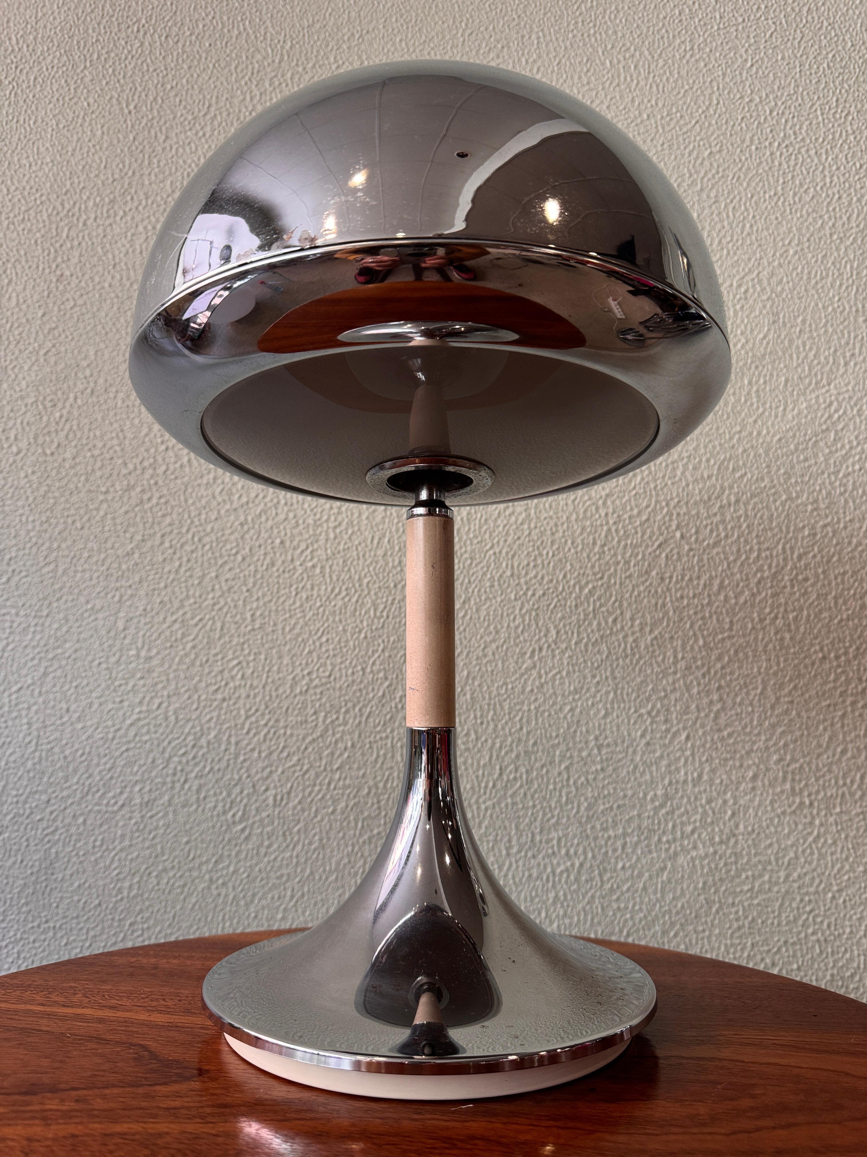 Mid-Century Modern Grin Luz Space Age Mushroom table lamp by Luis Perez de la Oliva For Sale