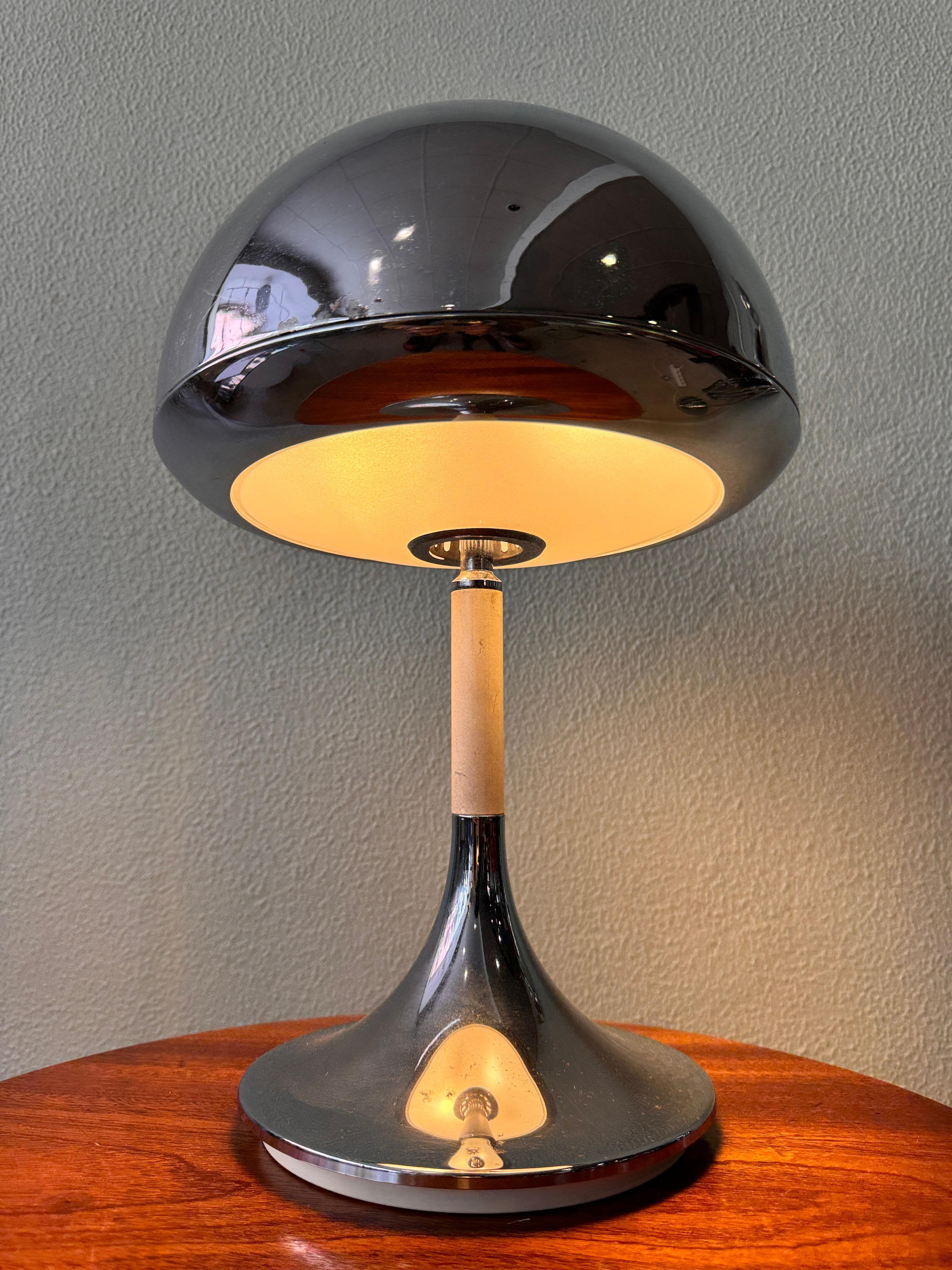 Spanish Grin Luz Space Age Mushroom table lamp by Luis Perez de la Oliva For Sale