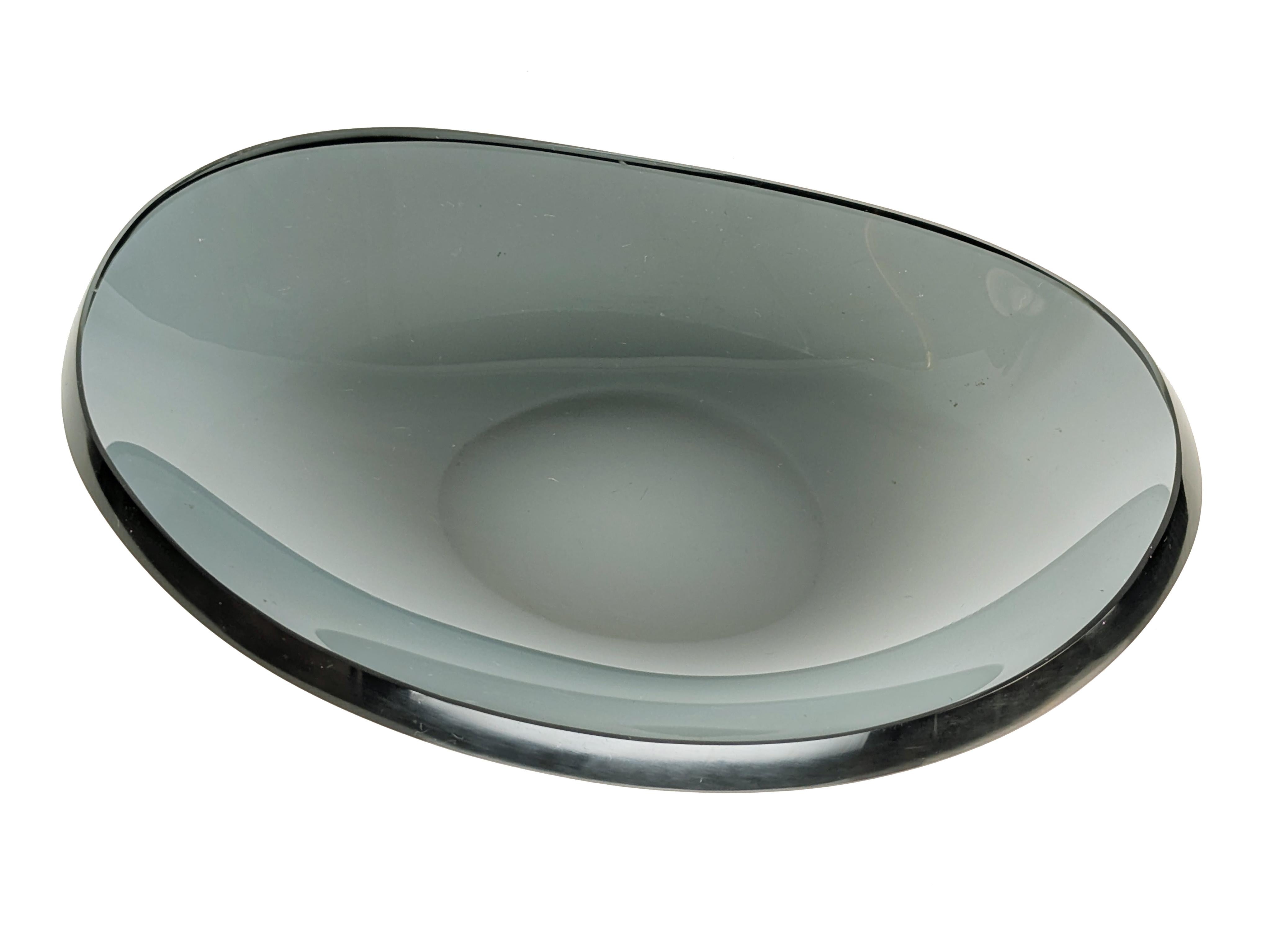 Cuenco/centro de mesa grande de cristal ahumado curvado y esmerilado de Fontana Arte. 
Buen estado: un defecto imperceptible en el cristal del borde.
