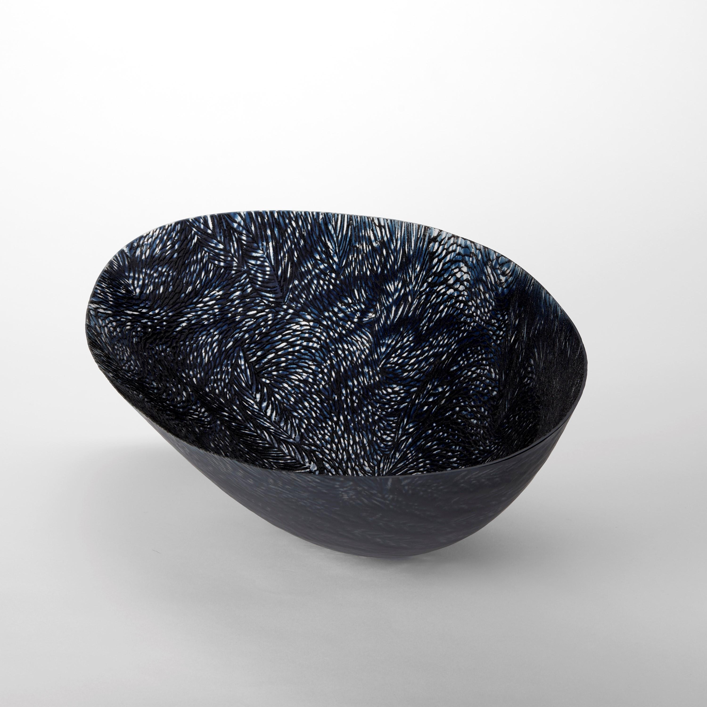 Grinsen ins Schwarze, ins klingende Nichts, blaues Gefäß von Amanda Simmons (Britisch) im Angebot