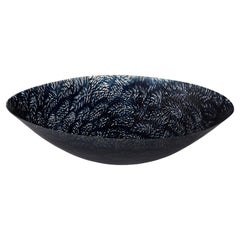 Grinning into the Black, into the Ringing Nothing, blue vessel di Amanda Simmons