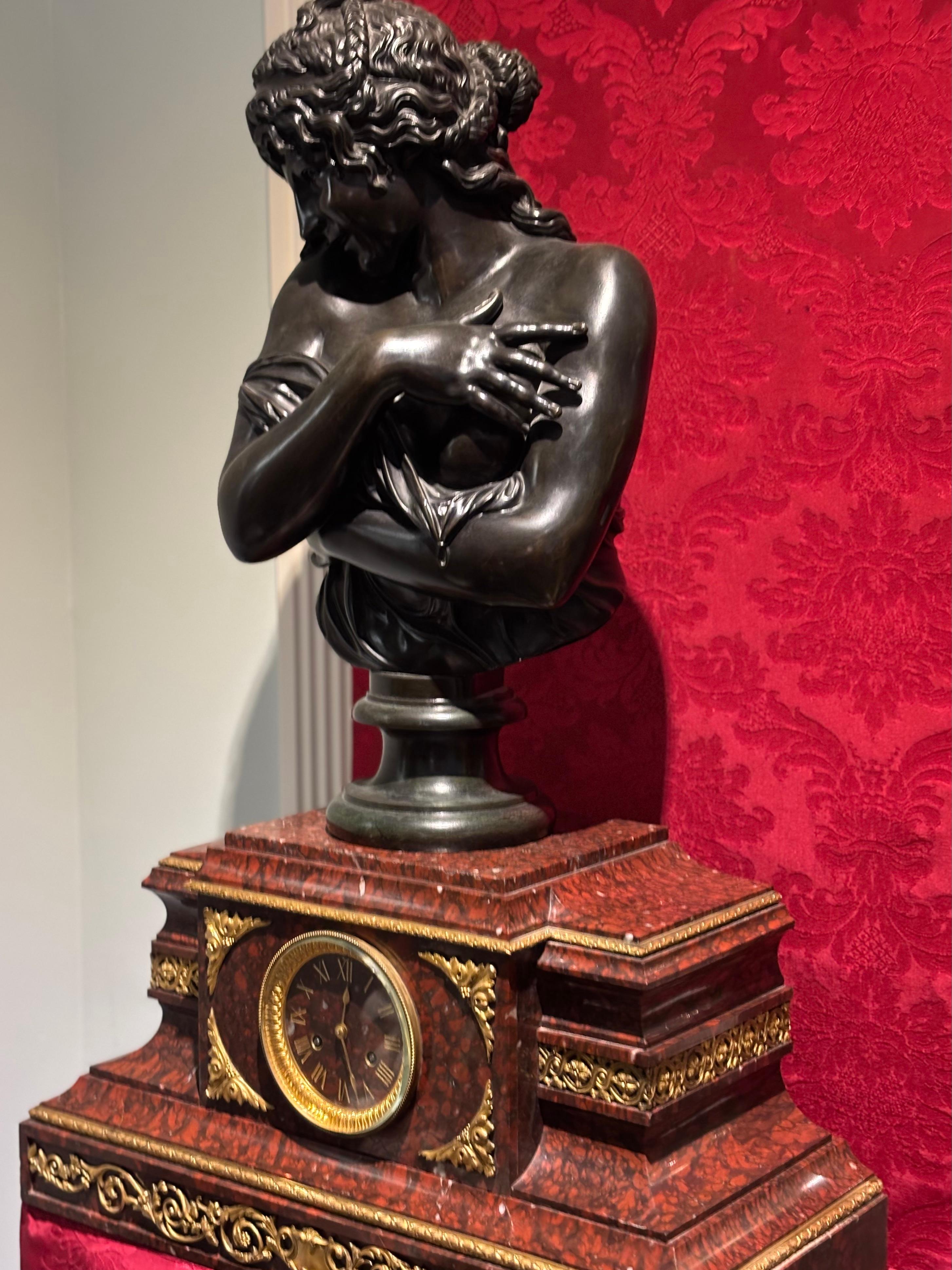 Orologio Griotte in marmo e bronzo dorato montato da un busto femminile classico in bronzo in vendita 6