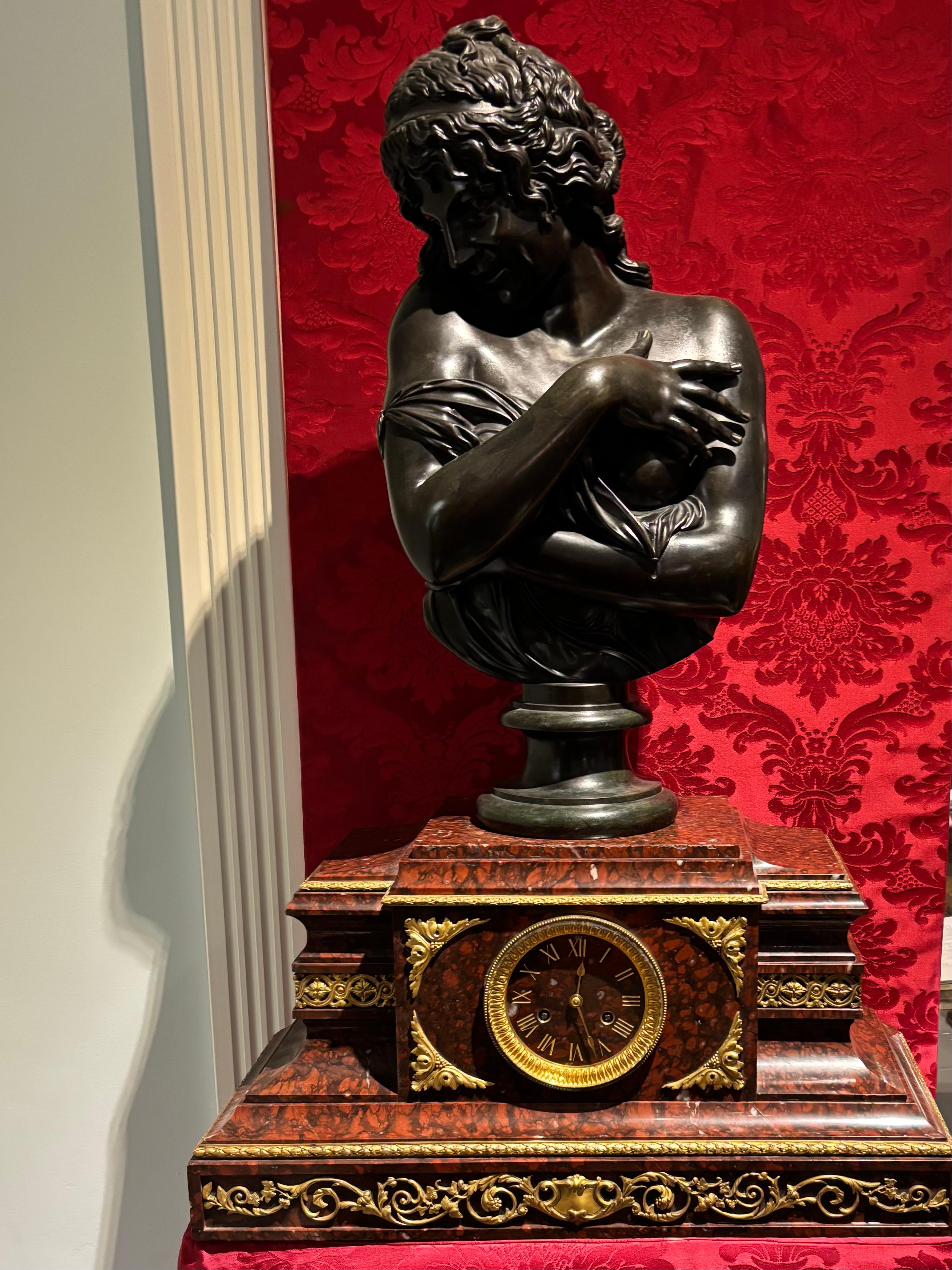 Orologio Griotte in marmo e bronzo dorato montato da un busto femminile classico in bronzo in vendita 8