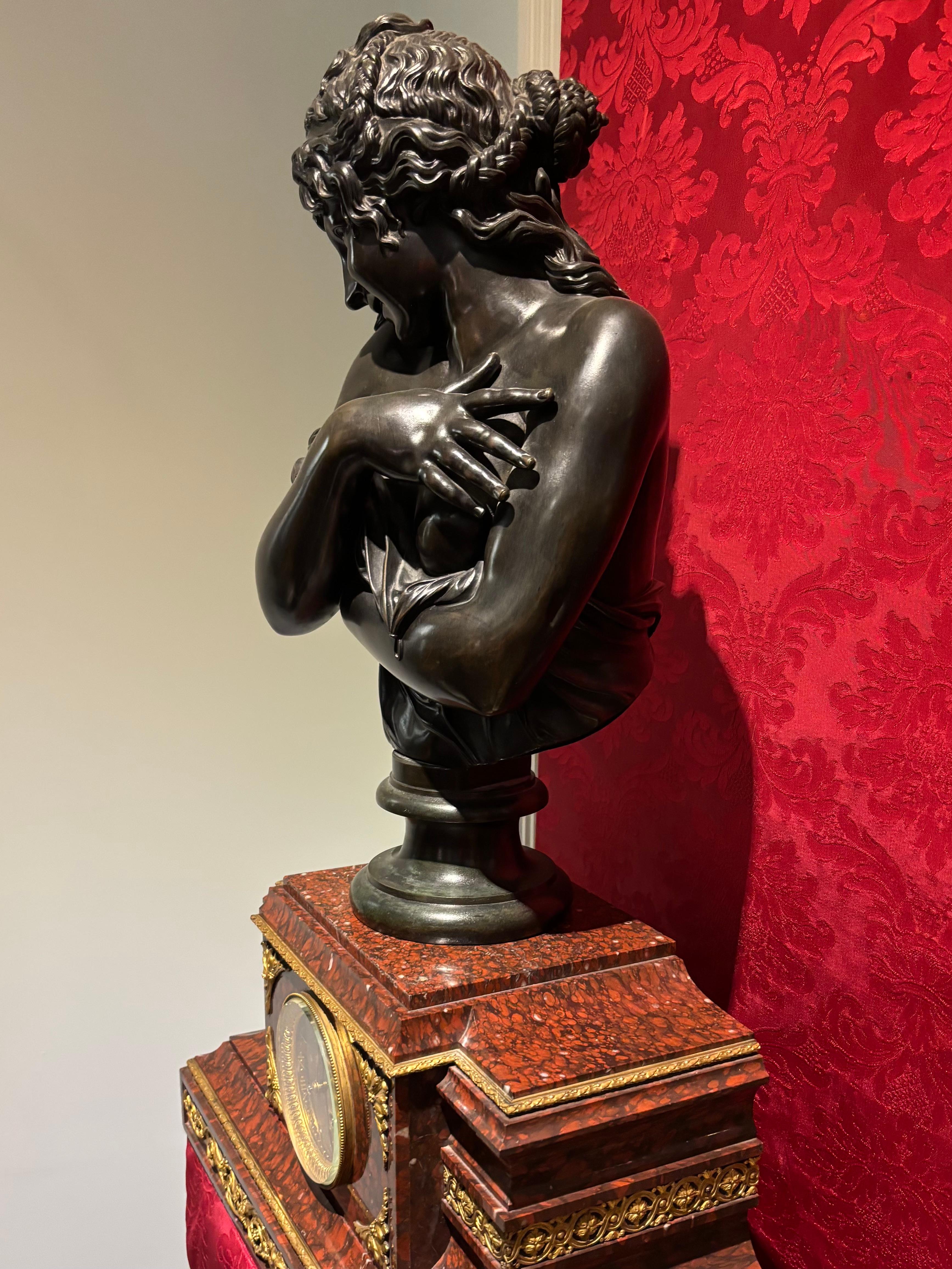 Orologio Griotte in marmo e bronzo dorato montato da un busto femminile classico in bronzo in vendita 9