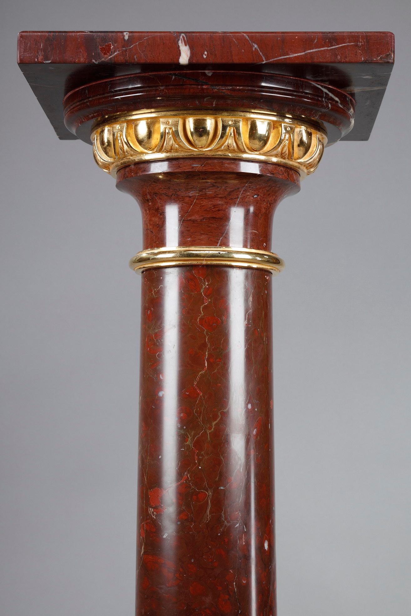 Doré colonne en marbre et bronze doré Griotte en vente