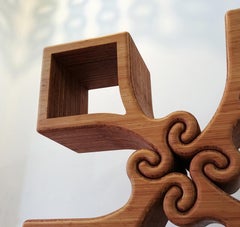 Consola-mesa / expositor / objeto escultórico "Grip" de bambú macizo