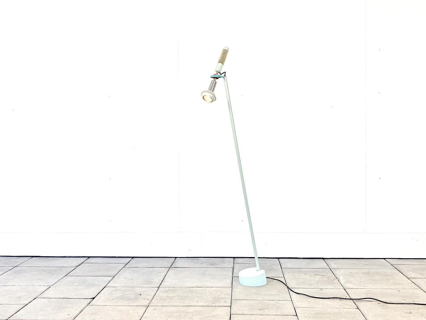 Post-modern Grip floor lamp, designed by Achille Castiglioni, in 1985.

manufactured by Flos, Italy. 

Painted Steel & Aluminum, Plastic. With makers bedge.

The lamp creates a spot light and is perfectly suitable for creating a good