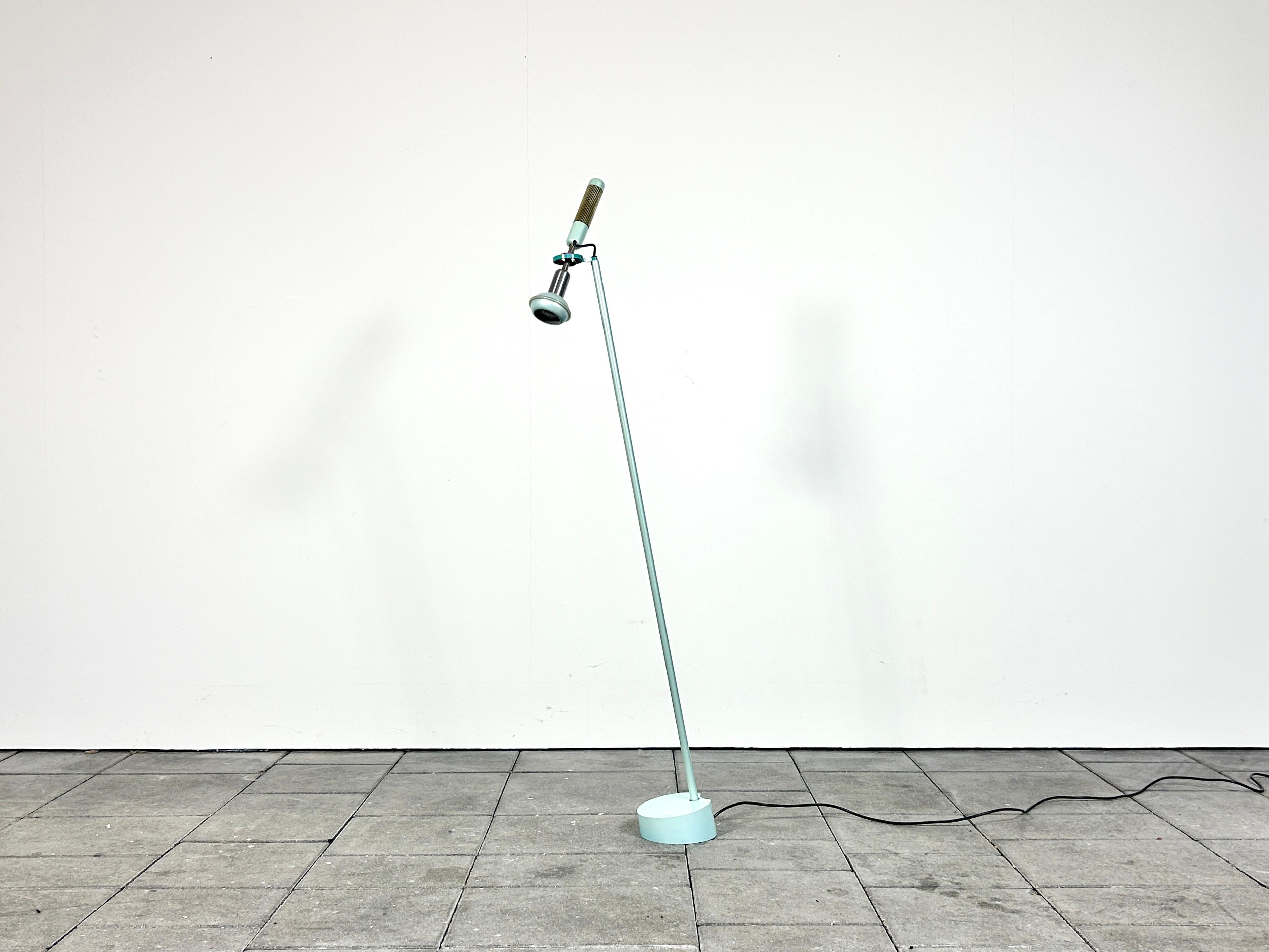 Postmoderne Stehleuchte Grip, entworfen von Achille Castiglioni im Jahr 1985.

hergestellt von Flos, Italien. 

Lackierter Stahl und Aluminium, Kunststoff. Mit Maker Bedge.

Die Leuchte erzeugt ein punktuelles Licht und ist perfekt geeignet, um eine