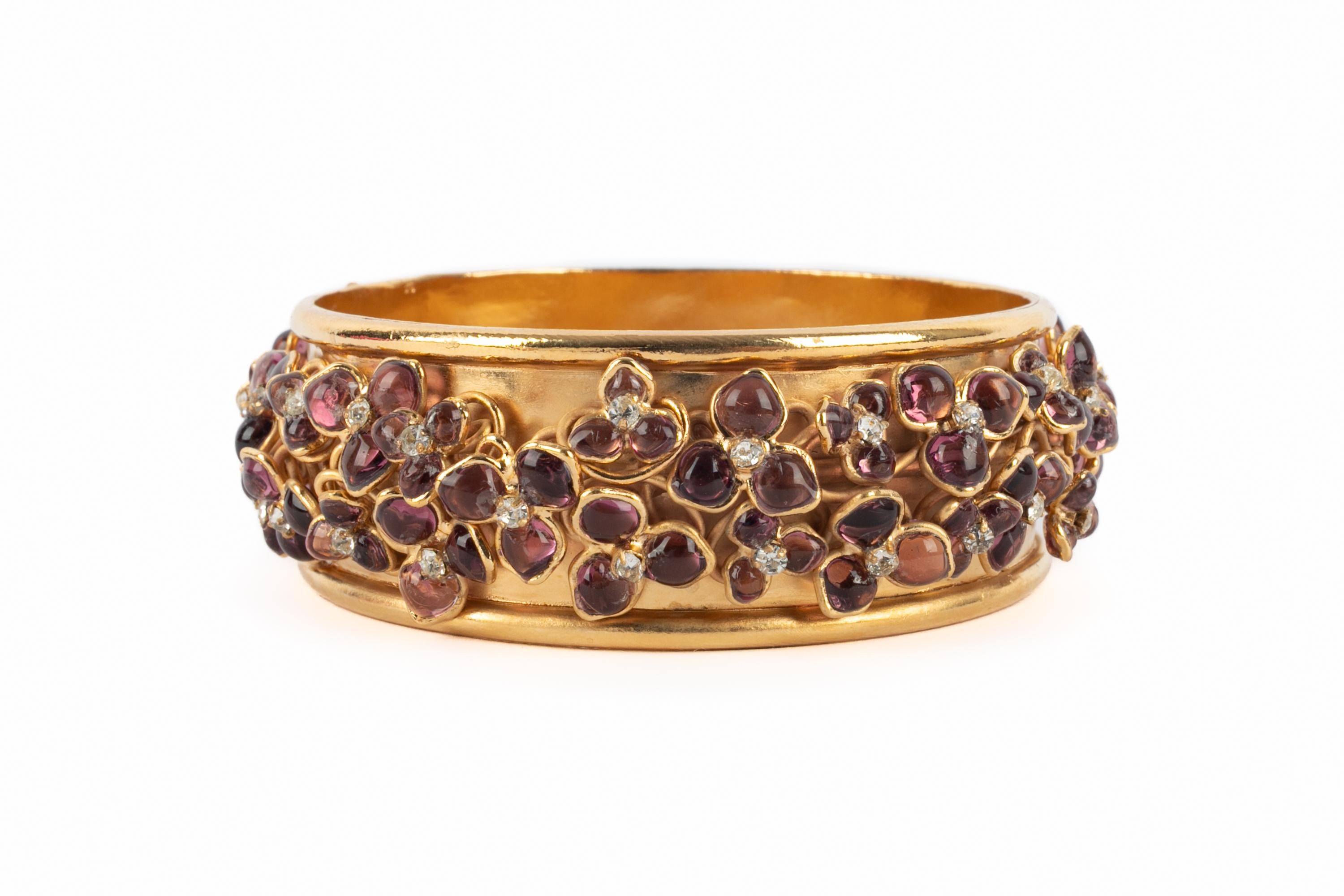 GRIPOIX - Pulsera de metal dorado decorada con flores de pasta de vidrio rosa pálido y brillantes.

Estado:
Muy buen estado

Dimensiones:
Circunferencia de la muñeca: 20 cm

SKU:BRA196