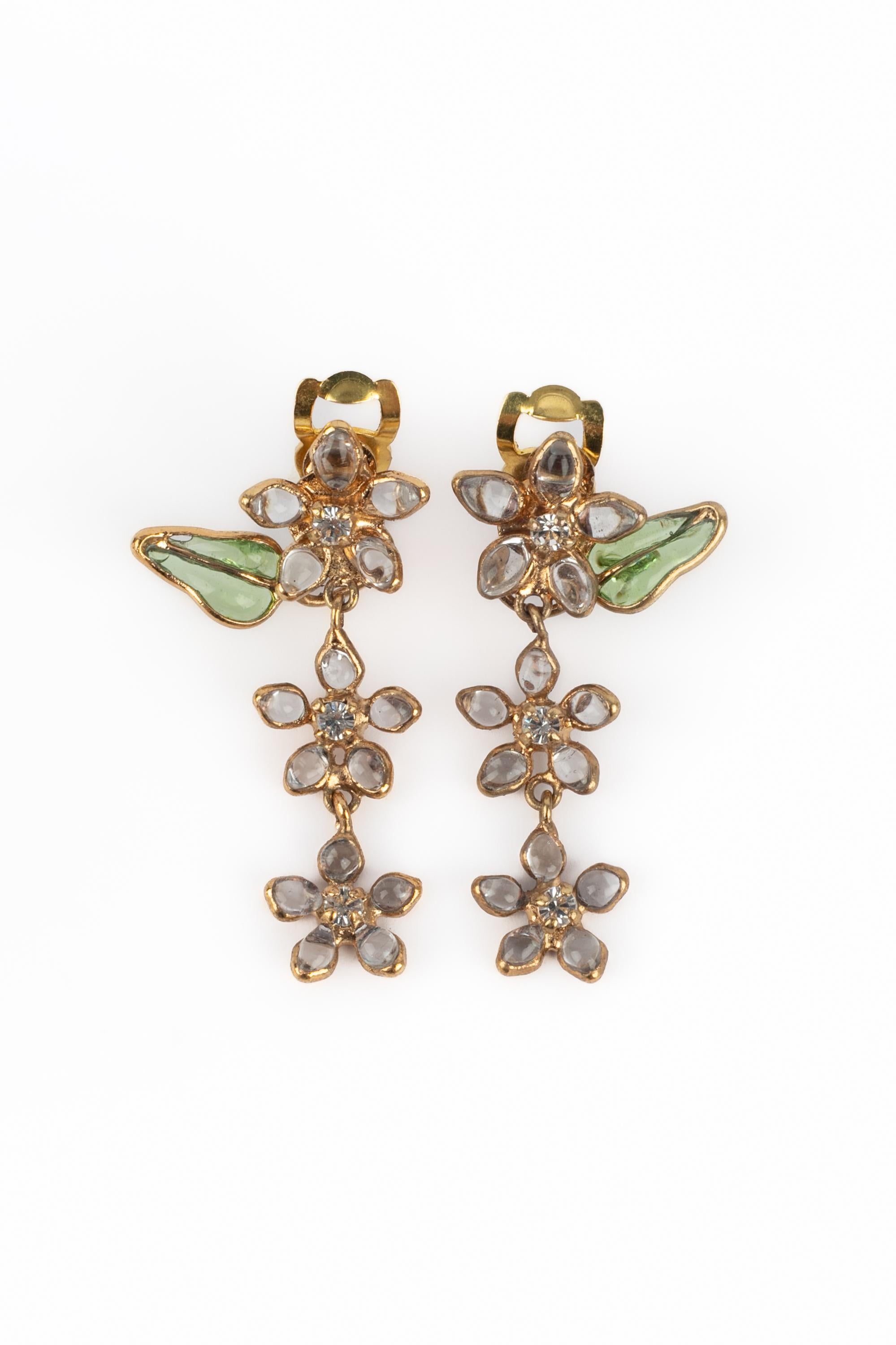 Gripoix - Golden metal earrings with glass paste and rhinestones.

Condition:
Very good condition

Dimensions:
Height: 4.5 cm

SKU:BO33


