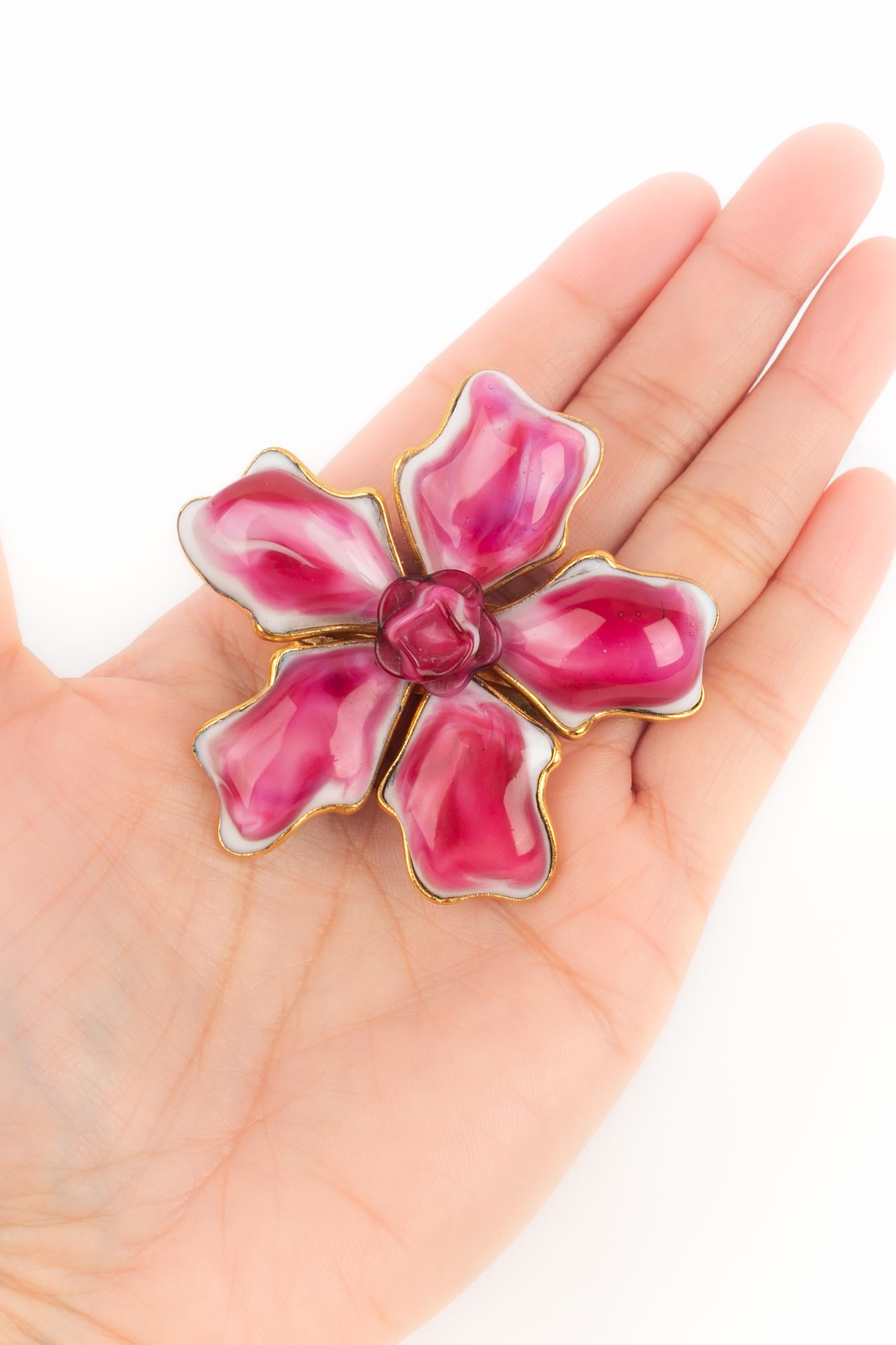 GRIPOIX - Golden metal flower brooch with white and pink glass paste.

Condition:
Very good condition

Dimensions:
Height: 6 cm

SKU:BR59