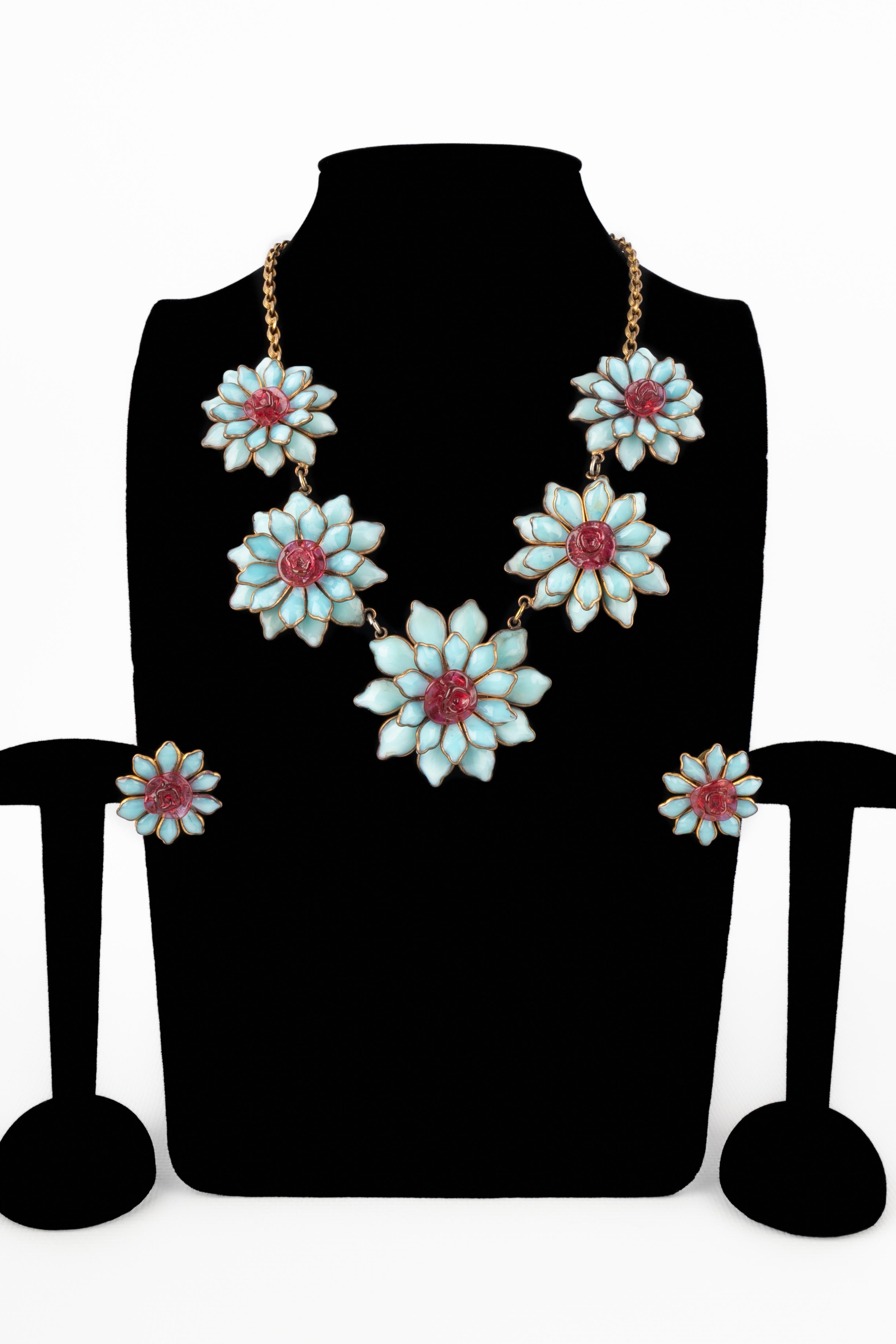 GRIPOIX - Set aus goldenem Metall, bestehend aus einer Halskette und Ohrringen, verziert mit rosa und blauer Glaspaste.

Bedingung:
Sehr guter Zustand

Abmessungen:
Länge der Halskette: 48 cm - Länge der Ohrringe: 2,5 cm

SKU:PA1