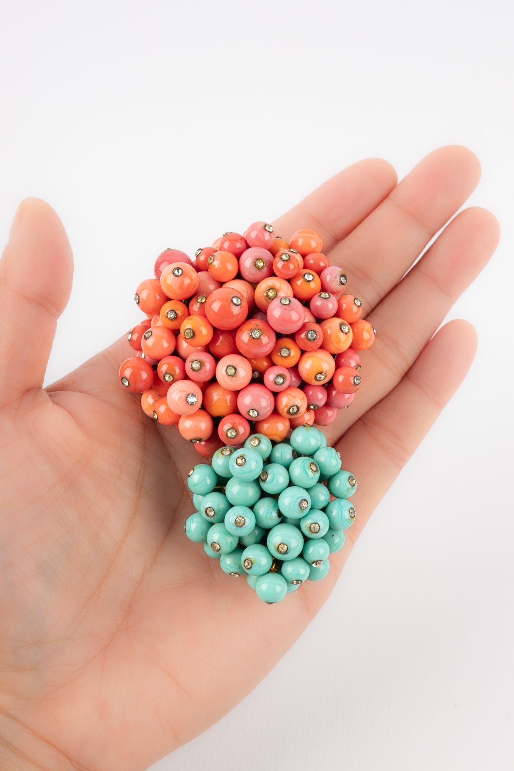 Gripoix - (Made in France) Golden metal brooch with blue and coral tone glass paste. Not signed jewelry from the 1950s. Work from the Gripoix atelier seen in the Les Paruriers books, pages 151.

Additional information:
Condition: Very good