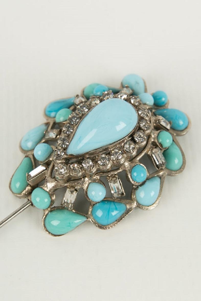 Gripoix Brooch in Silver Metal, Strass and Turquoise Glass Paste For Sale 1