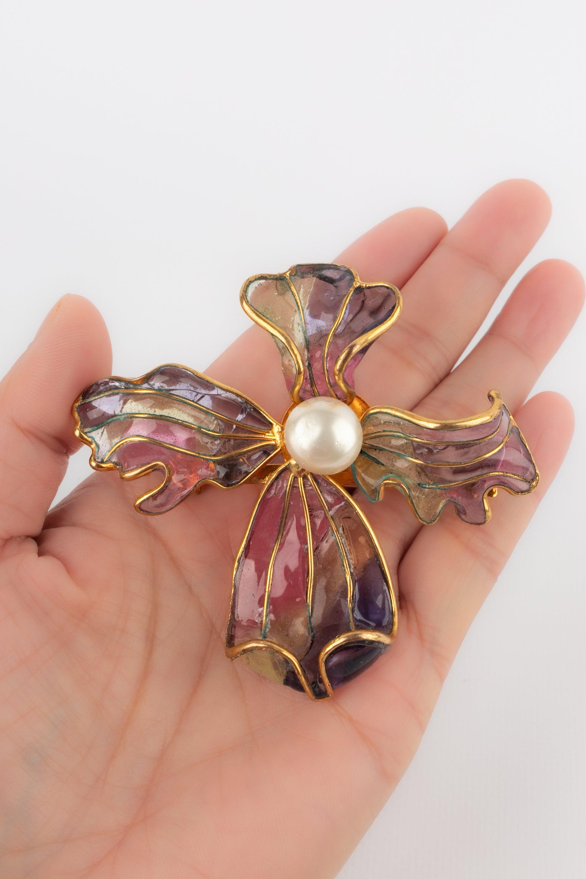 Gripoix - Broche de metal dorado con pasta de vidrio y un cabujón nacarado que representa una flor. A mencionar, algunos daños en la pasta de vidrio. Joyas no firmadas.

Más información:
Estado: Buen estado
Dimensiones: 8 cm x 7 cm

Referencia del