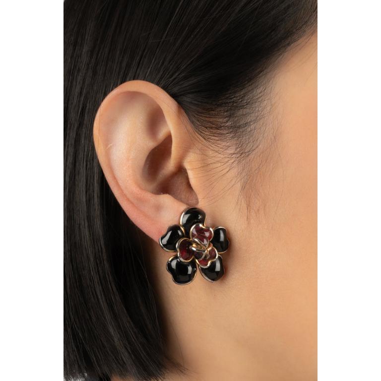 Gripoix - Golden metal clip-on earrings with glass paste. Not signed antique jewelry, work from the Gripoix atelier.

Additional information:
Condition: Good condition
Dimensions: Diameter: 3 cm

Seller Reference: BO353
