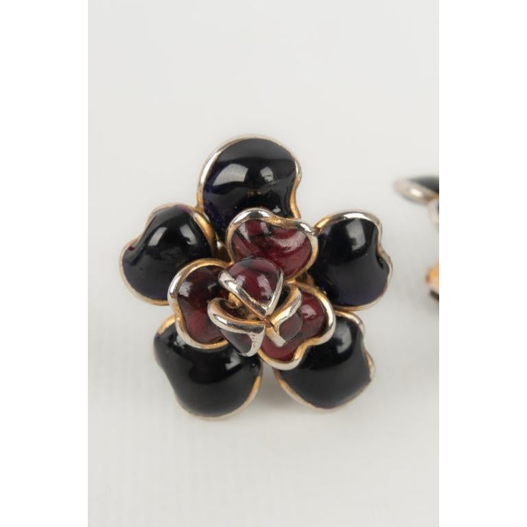 Gripoix Camellia Golden Metal Clip-on Earrings In Good Condition For Sale In SAINT-OUEN-SUR-SEINE, FR