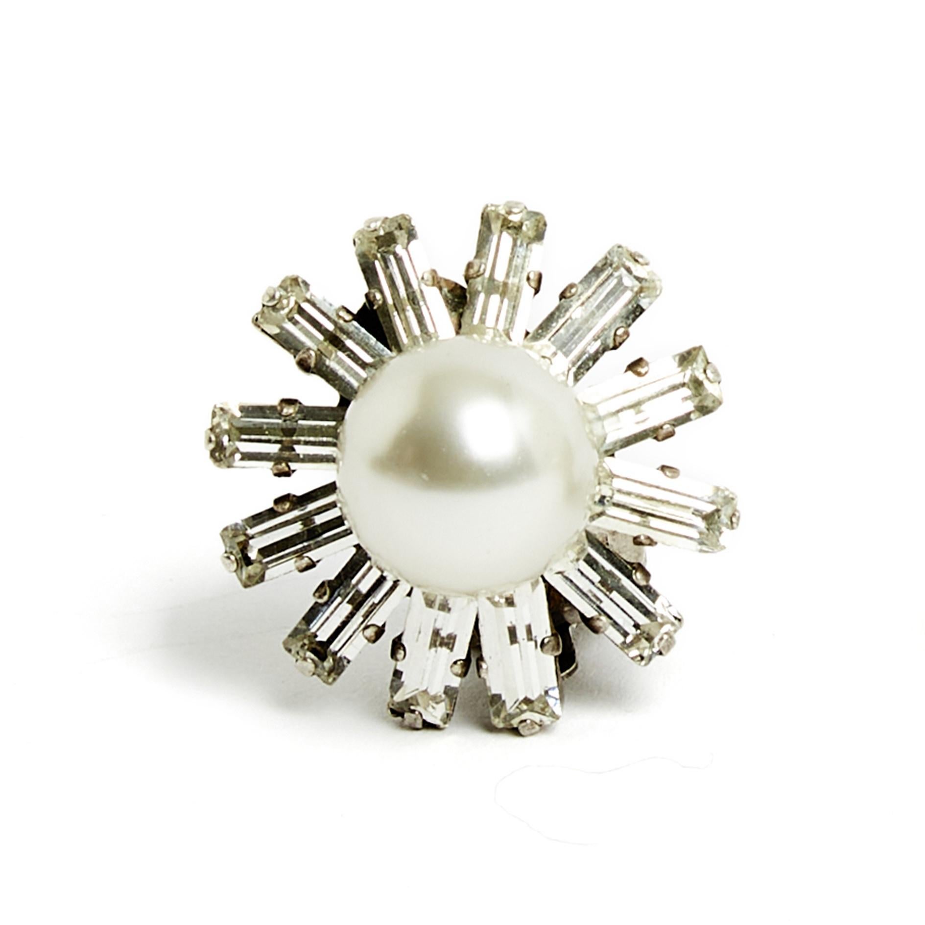 Chanel Haute Couture Ohrringe, silberne Metallclips, bestehend aus einer großen Phantasieperle, umgeben von weißen sternförmigen Baguettestrasssteinen. Durchmesser 2.5 cm. Die Ohrringe sind wahrscheinlich Vintage, aber sie sind in sehr gutem