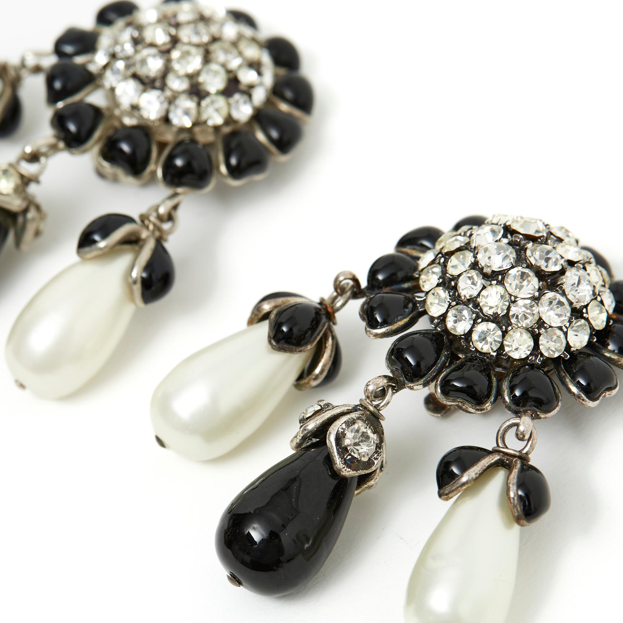 Boucles d'oreilles clip-on Chanel Haute couture en métal argenté, cabochons en pâte de verre noire en cercle autour d'un dôme en strass blanc, pendentifs en goutte de perles en pâte de verre nacrée noire ou blanche. Largeur 4 cm x hauteur 5,9 cm.