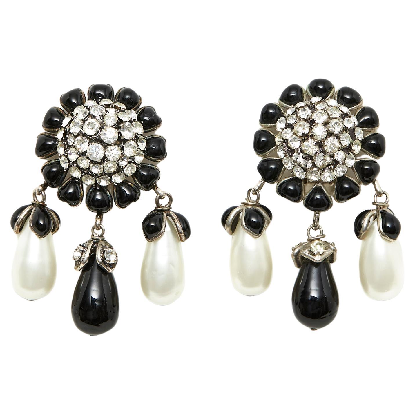Gripoix Boucles d'oreilles Chanel Haute Couture perles de verre strass Clips   en vente