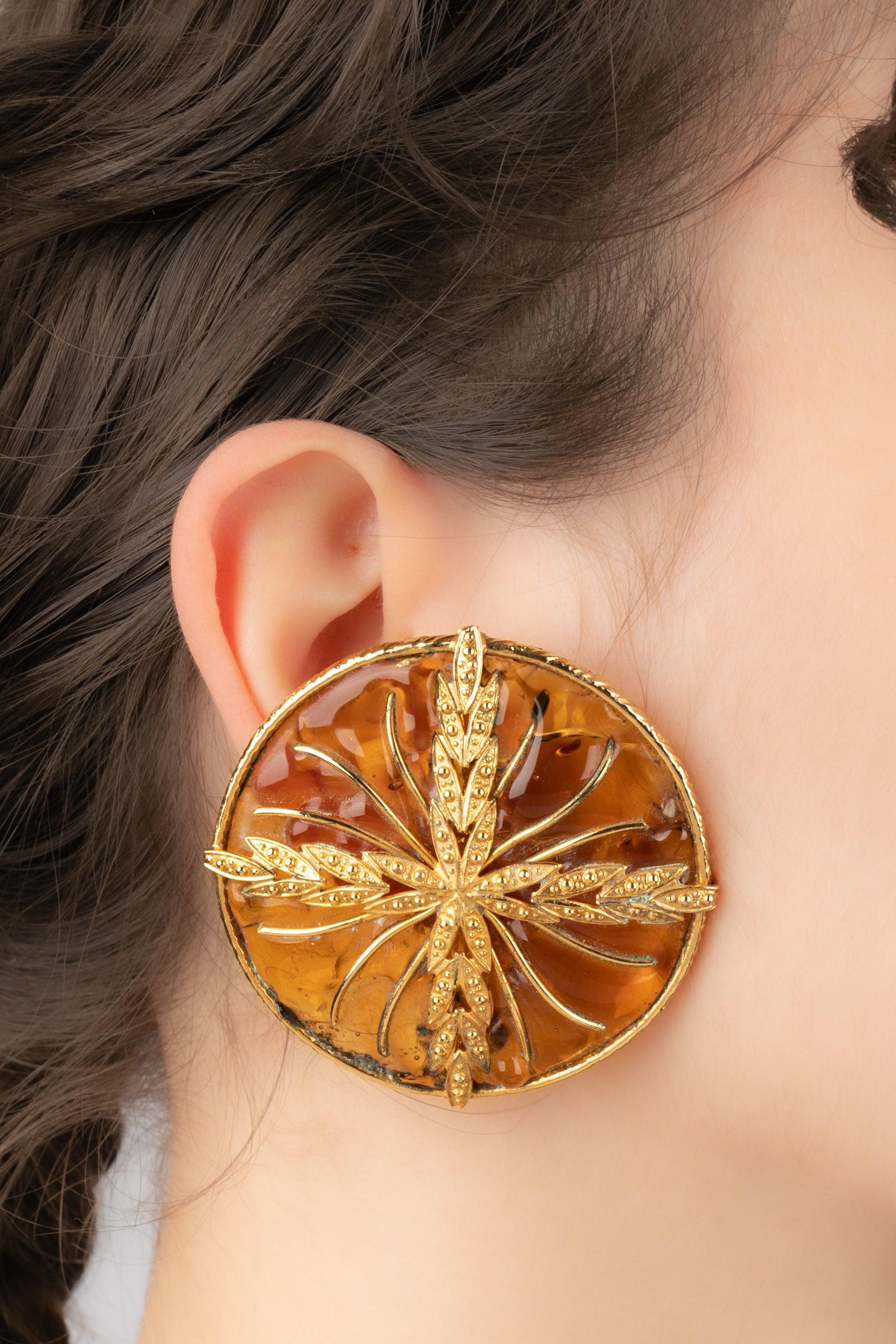 Gripoix - (Made in France) Large golden metal clip-on earrings with yellow glass paste. Work from the Gripoix atelier, not signed.

Additional information:
Condition: Very good condition
Dimensions: Diameter: 5 cm

Seller Reference: BO348