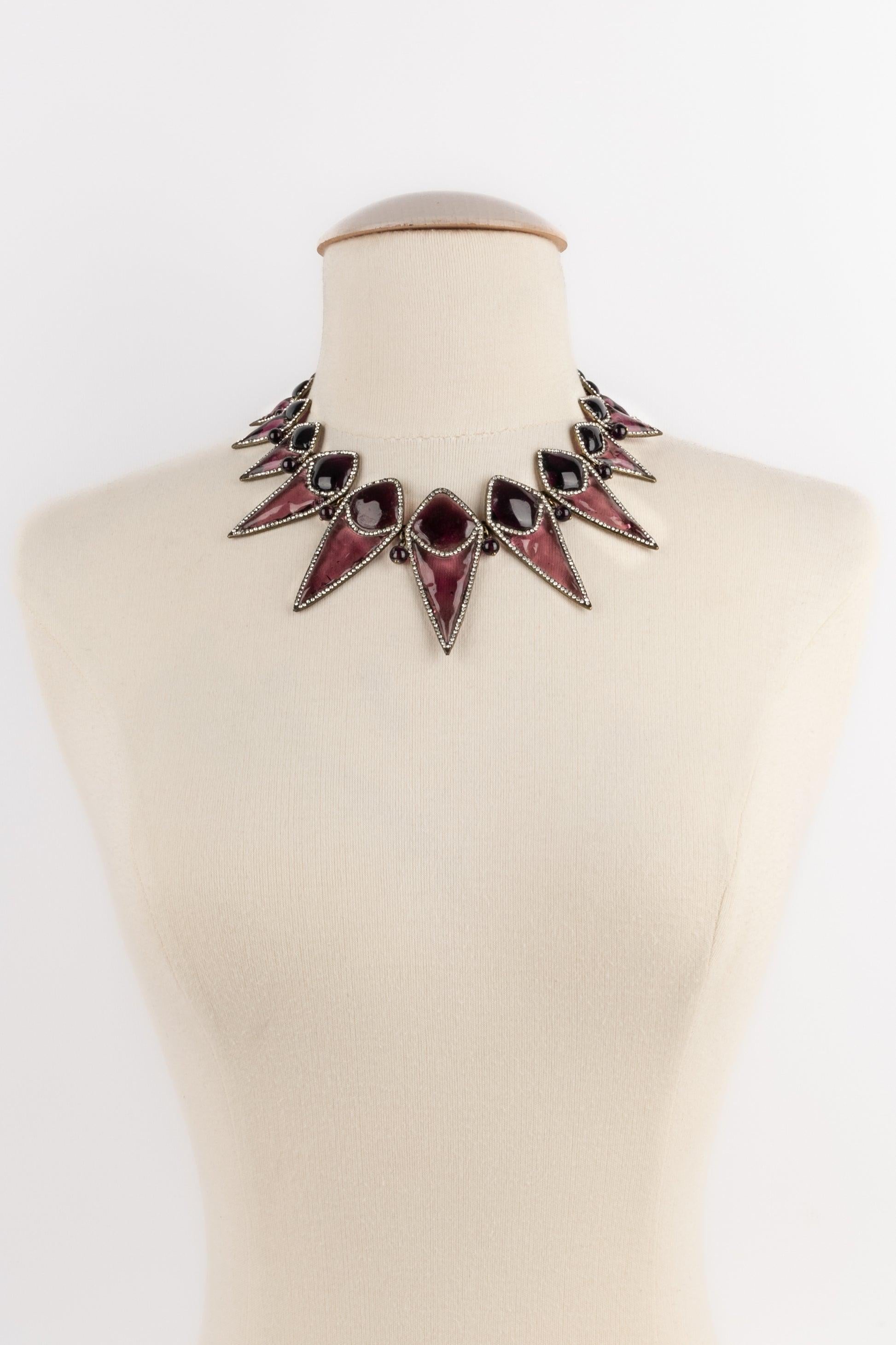 Gripoix - (Fabriqué en France) Rare collier dickey en pâte de verre violette et strass Swarovski. Bijoux non signés, œuvres de l'Atelier Gripoix.

Informations complémentaires :
Condit : Très bon état.
Dimensions : Longueur : 40 cm

Référence du