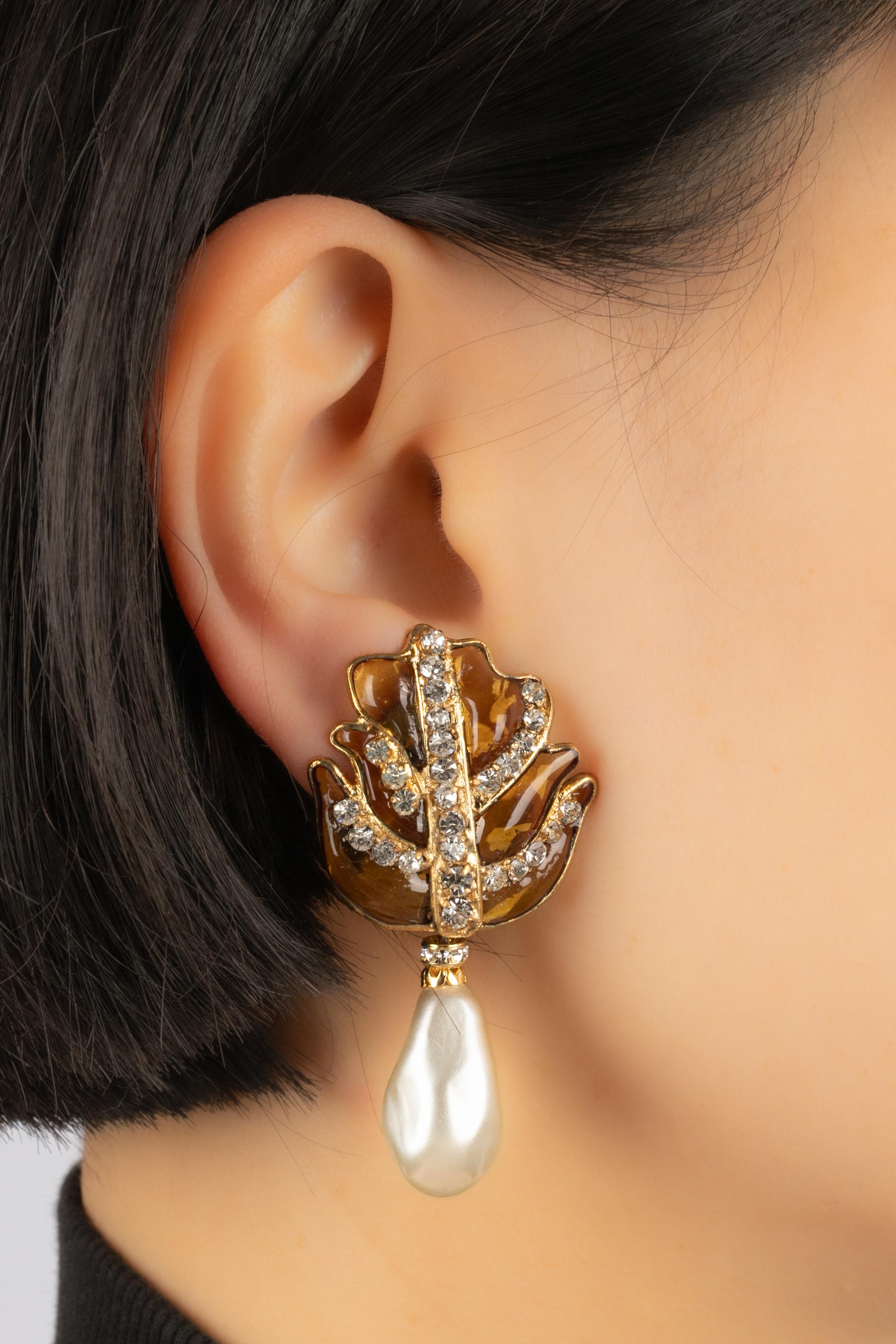 GRIPOIX - (Fabriqué en France) Boucles d'oreilles à clip en métal doré avec strass, pâte de verre et goutte nacrée. Bijoux non signés. Œuvre ancienne de l'Atelier Gripoix.

Condit :
Très bon état.

Dimensions :
Longueur : 6 cm

BO95