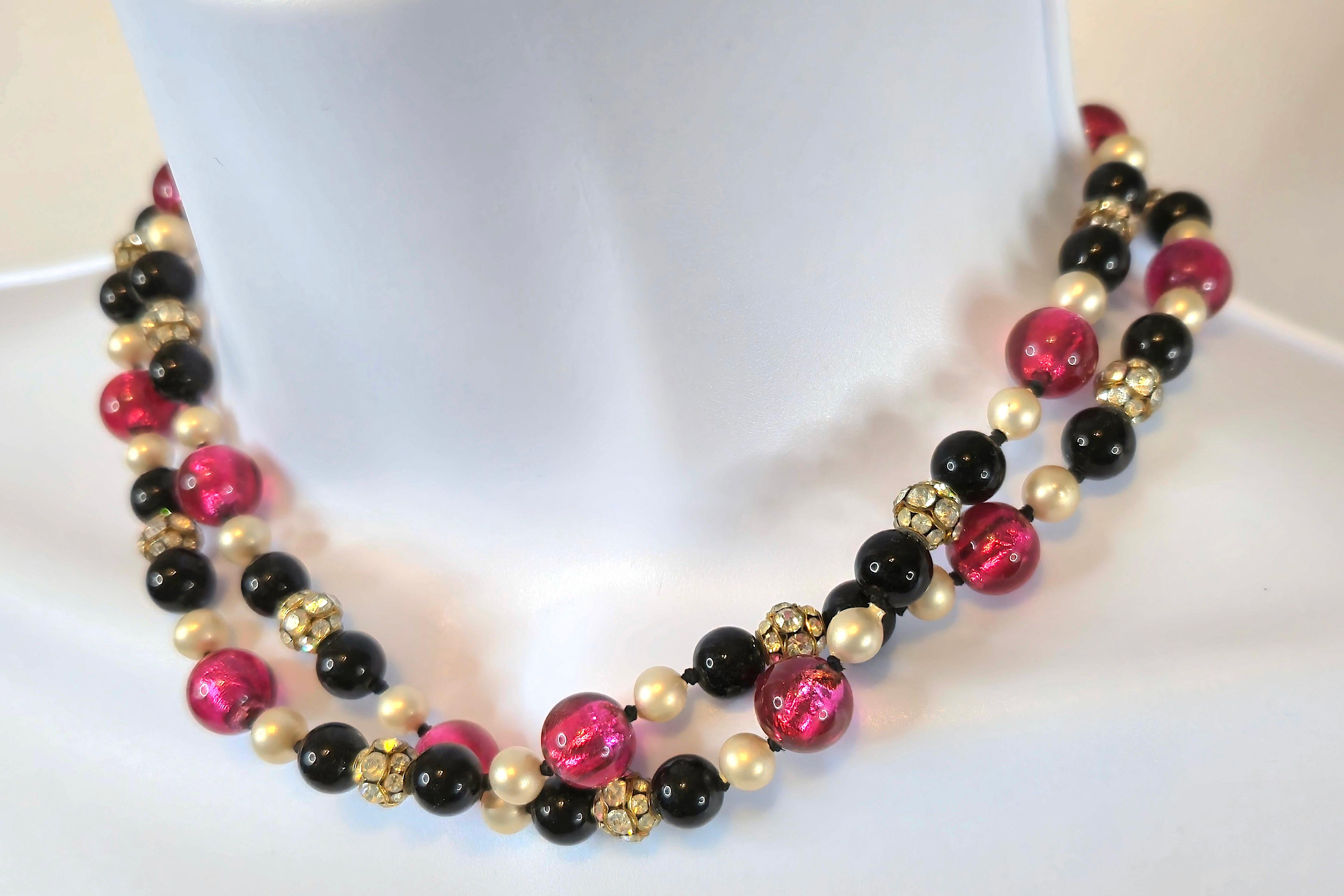 Gripoix ElsaSchiaparelli ShockingPinkGlass HandKnottedDoubleStrand Beaded Choker (Gemischter Schliff) im Angebot