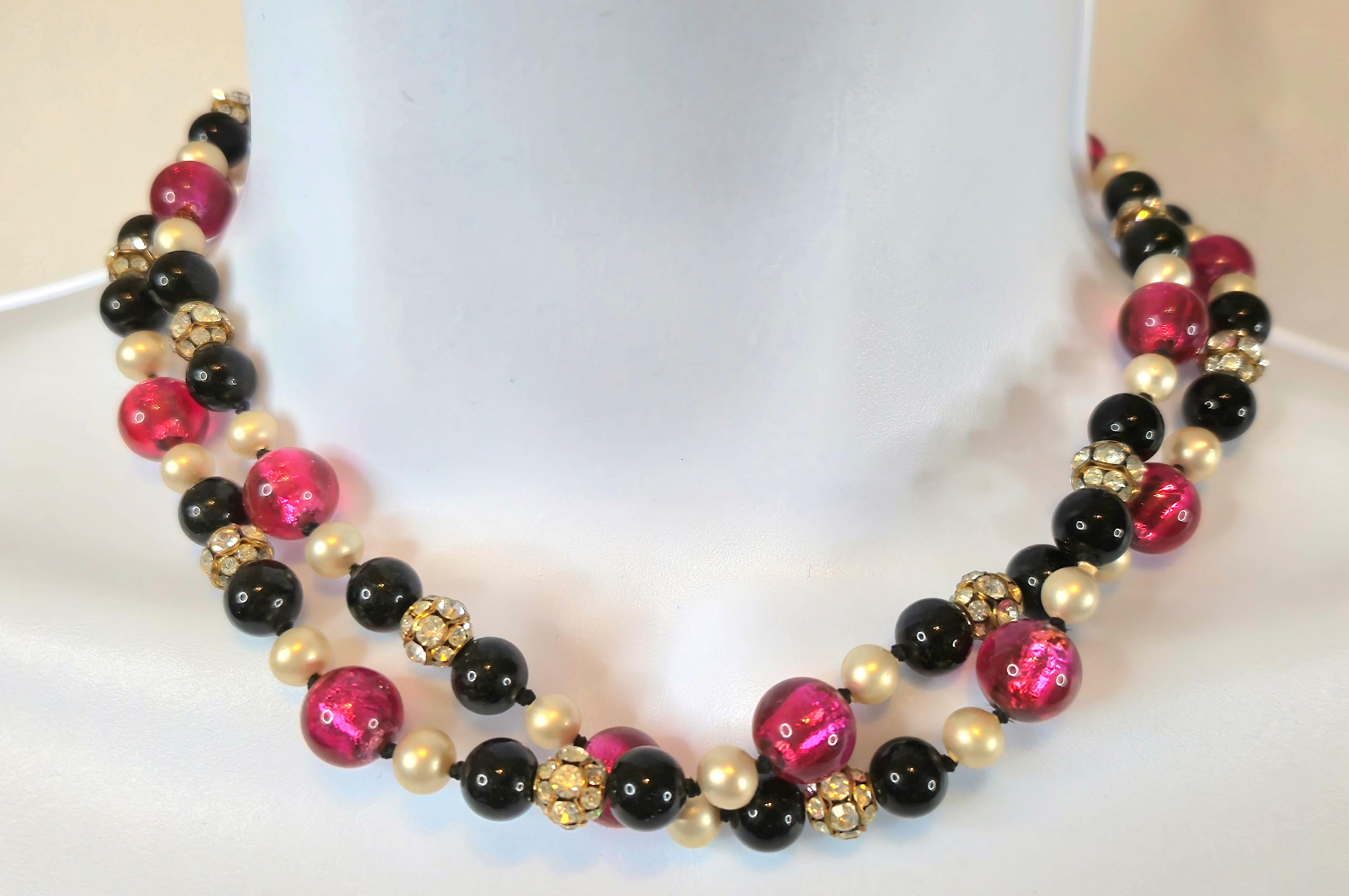 Gripoix ElsaSchiaparelli ShockingPinkGlass HandKnottedDoubleStrand Beaded Choker im Zustand „Gut“ im Angebot in Chicago, IL