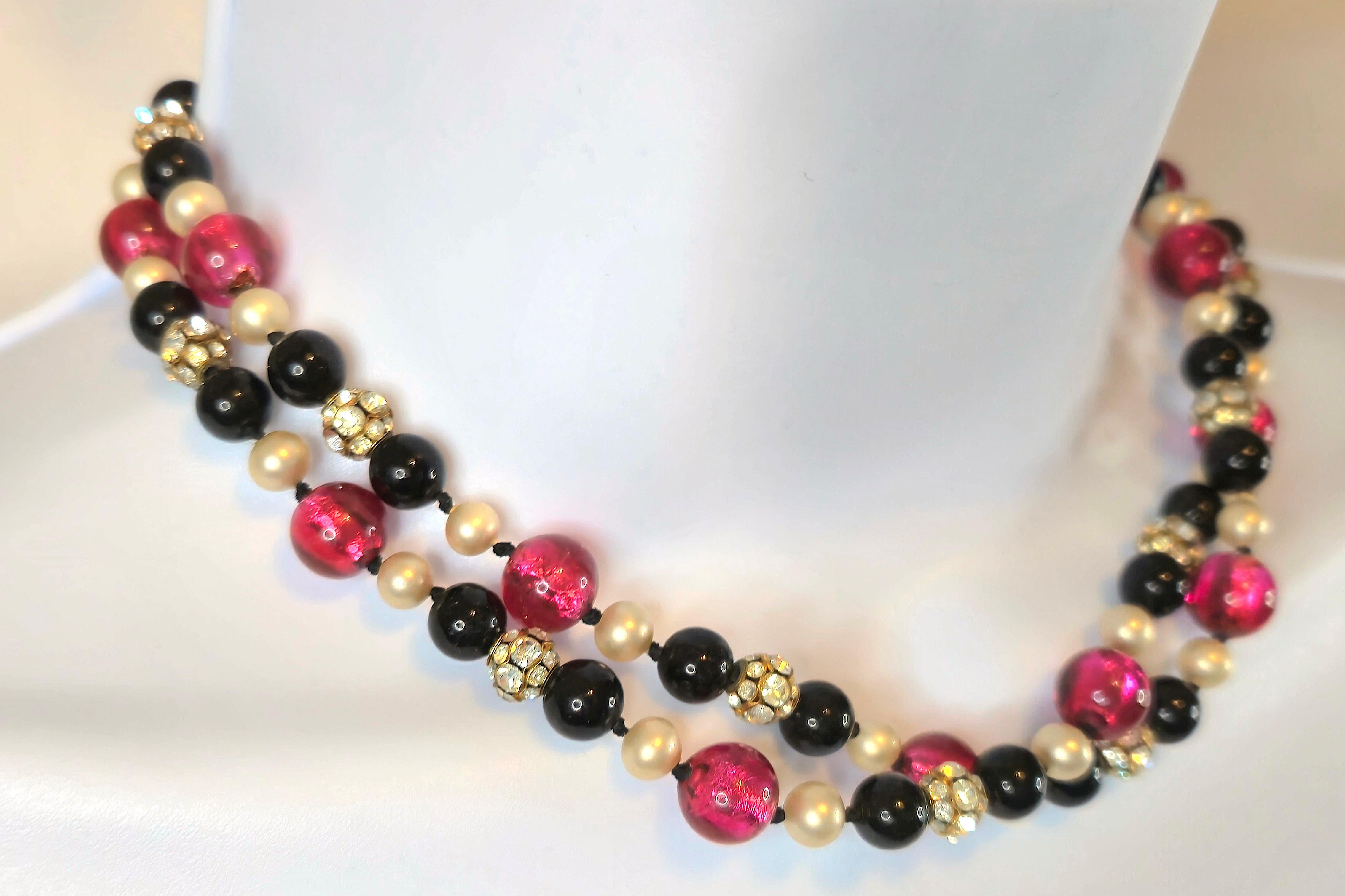 Gripoix ElsaSchiaparelli ShockingPinkGlass HandKnottedDoubleStrand Beaded Choker für Damen oder Herren im Angebot