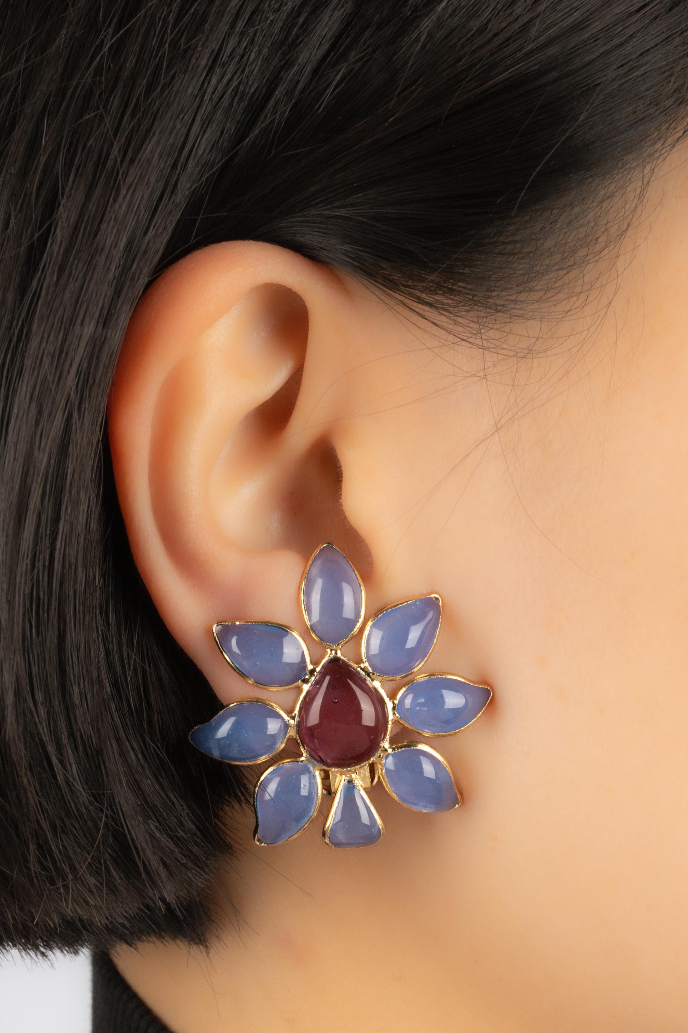GRIPOIX - (Made in France) Golden metal clip-on earrings with glass paste representing flowers. Not signed. Work from the Gripoix atelier.

Condition:
Very good condition

Dimensions:
4 cm x 4 cm

BO93