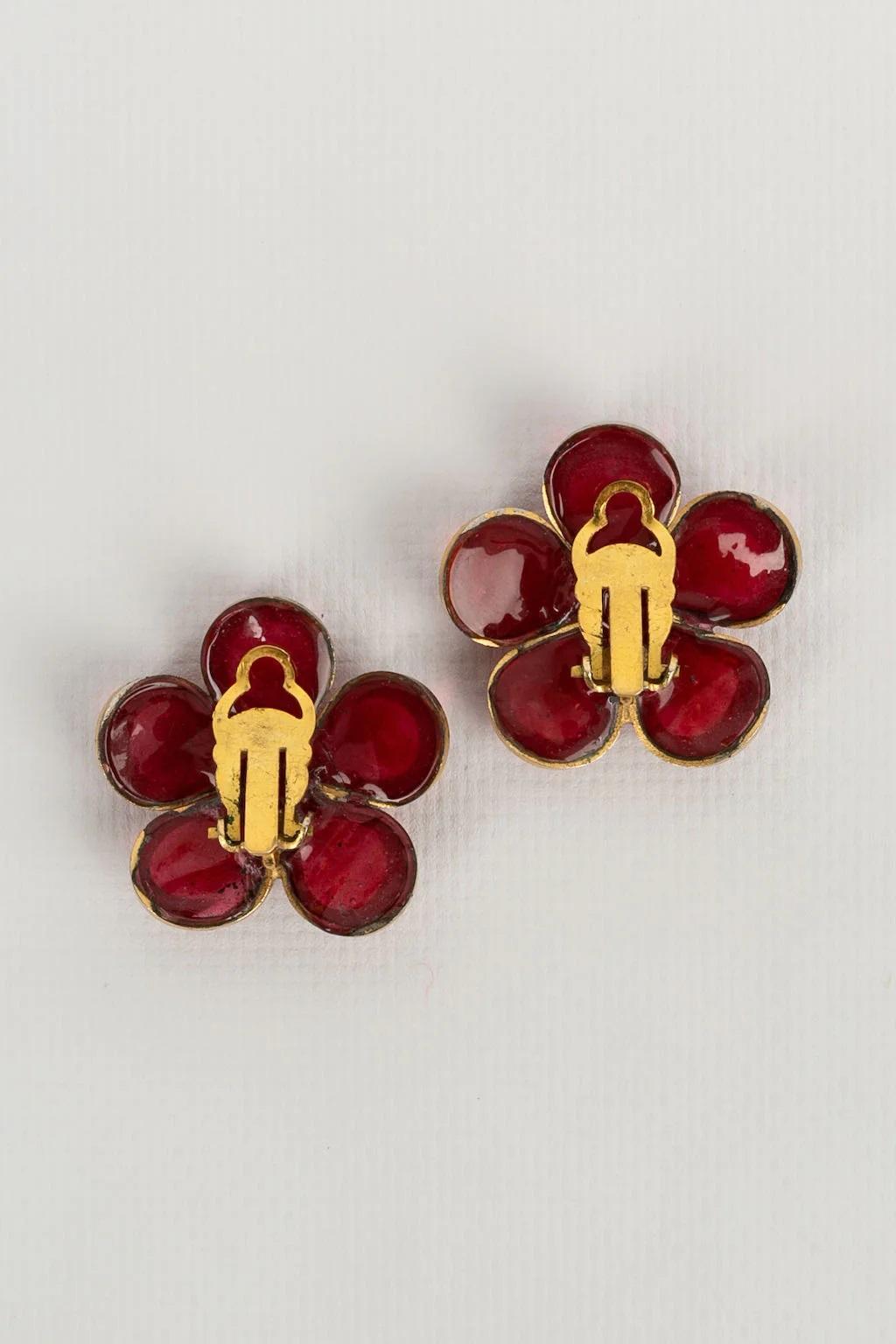 Gripoix Flower Earrings in Gold Metal and Red Glass Paste In Excellent Condition For Sale In SAINT-OUEN-SUR-SEINE, FR