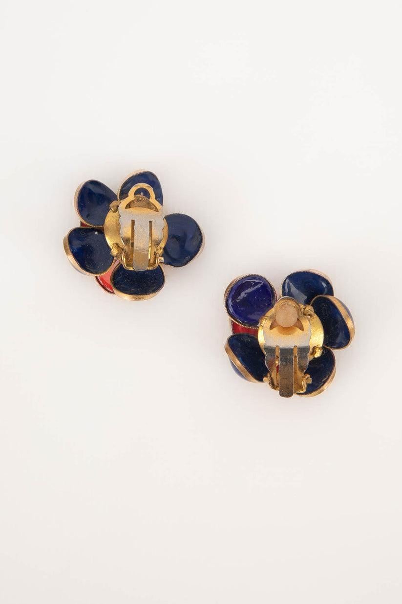Gripoix - (Made in France) Orecchini in metallo dorato antico con pasta di vetro e forma di fiore. Gioielli non firmati dell'Atelier A. Gripoix.

Informazioni aggiuntive:
Condizioni: Ottime condizioni
Dimensioni: Diametro: 3 cm

Riferimento del