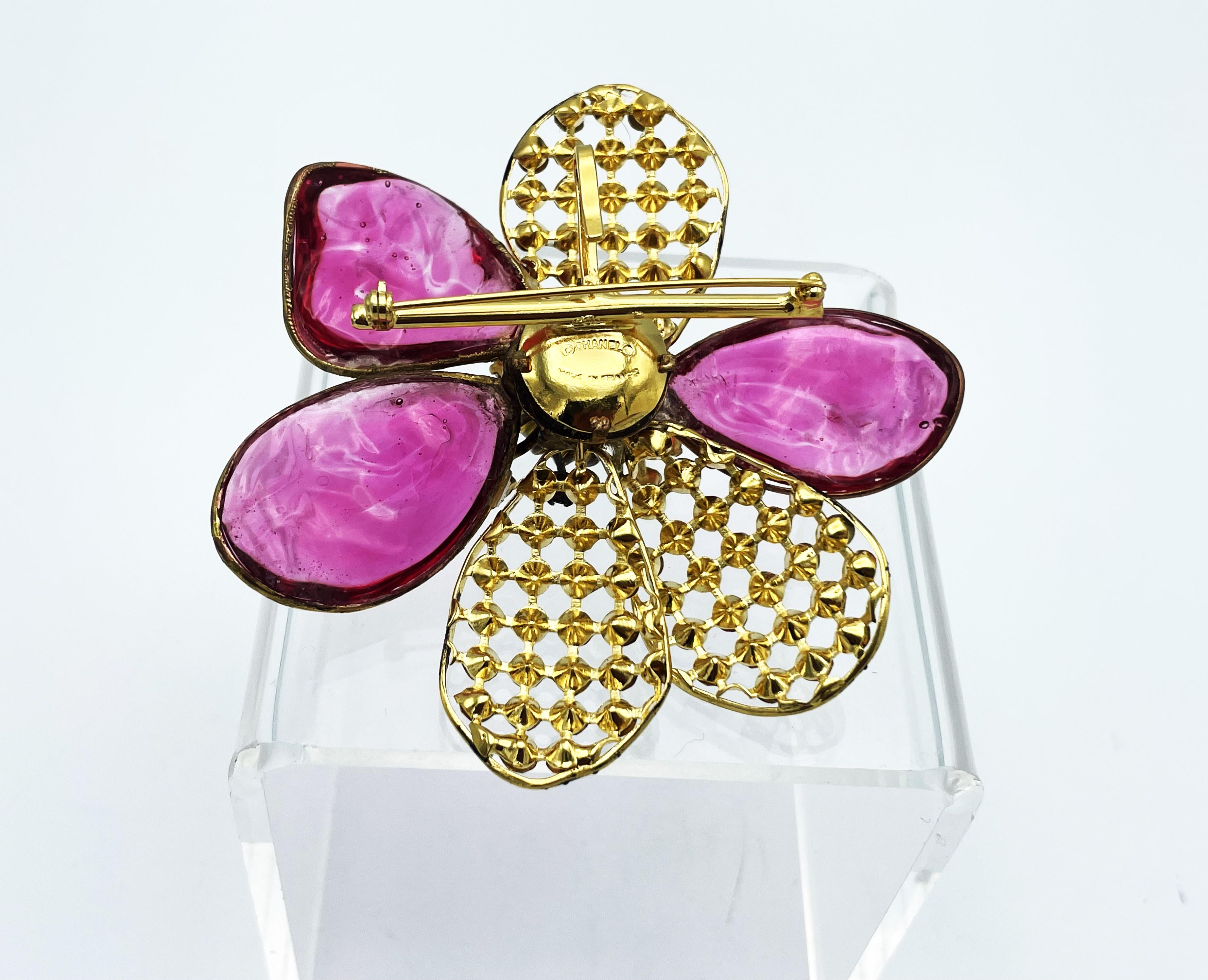 Gripoix for Chanel larg camellia brooch pink Gripoix, rhinestone petals, 1990s In Excellent Condition For Sale In Stuttgart, DE