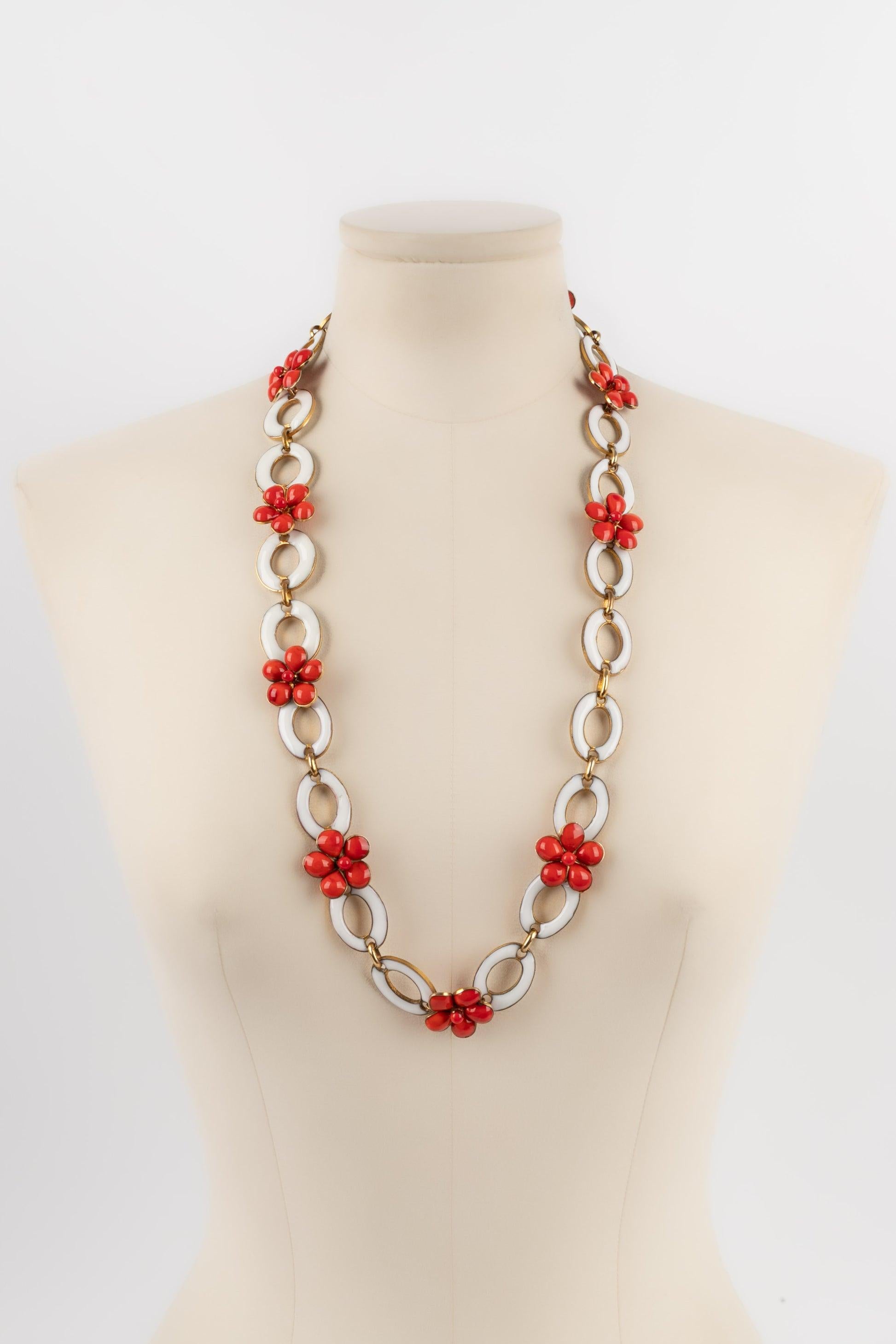Gripoix - (Made in France) Necklace in golden metal and glass paste. Unsigned jewelry, work of the Gripoix Atelier from the 1950s-1960s.

Additional information:
Condition: Very good condition
Dimensions: Length: 75 cm
Period: 20th Century

Seller