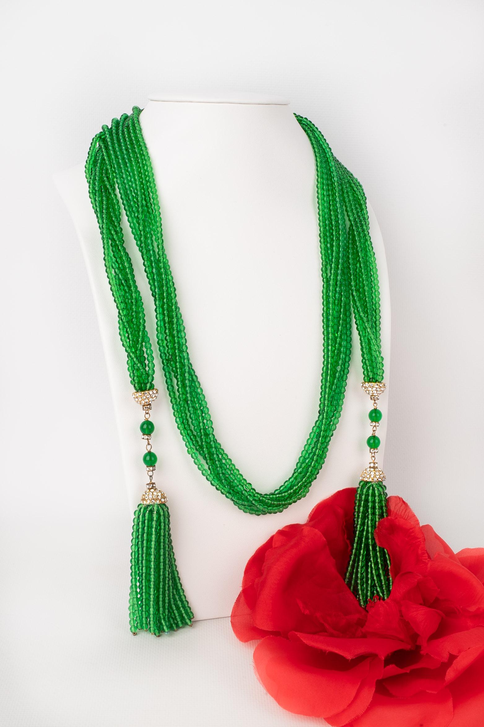 GRIPOIX - (Made in France) Collana di pompon in pasta di vetro verde con metallo dorato e strass. Gioielli non firmati - Lavori dell'Atelier A di Gripoix.

Condizioni:
Ottime condizioni

Dimensioni:
Lunghezza: 145 cm

SKU:BC112