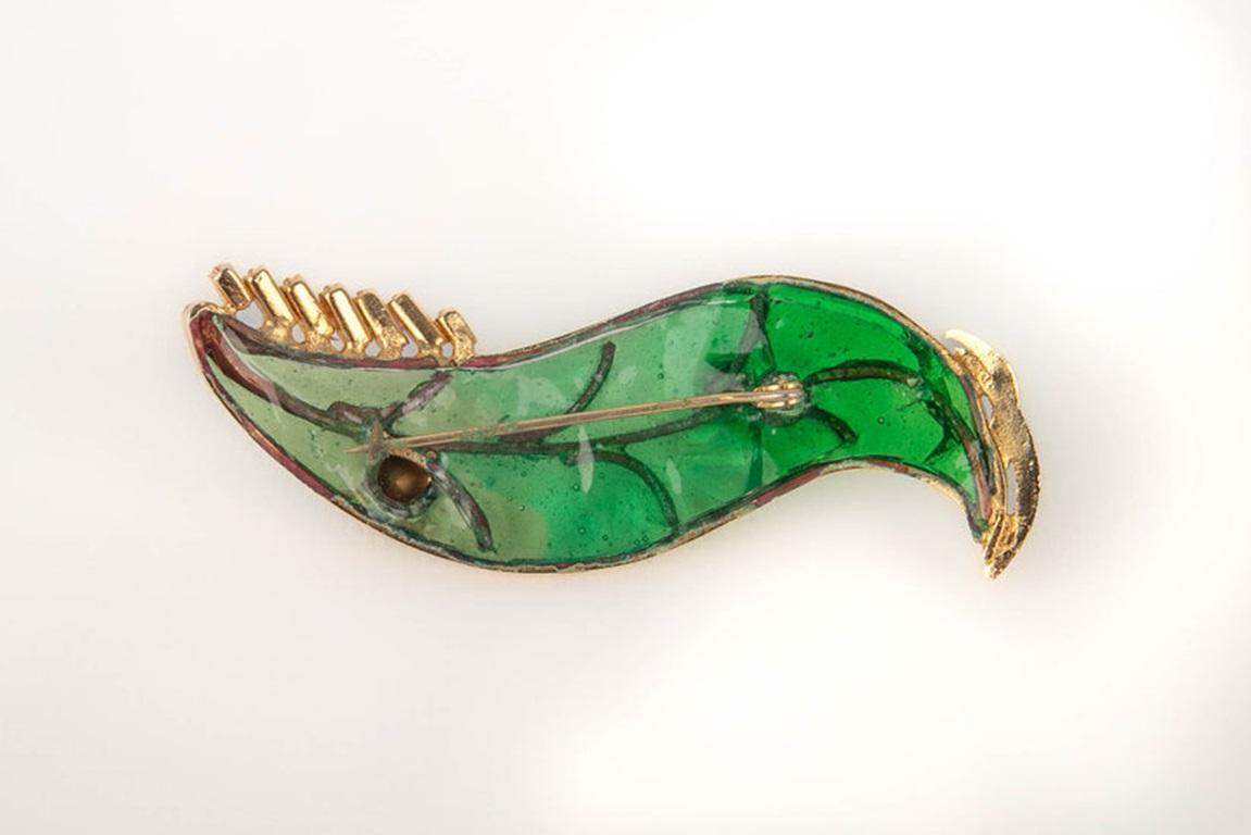 Gripoix - Broche ancienne en métal doré avec pâte de verre et strass, représentant une feuille. Bijoux non signés de la maison Gripoix. Quelques fissures dans la pâte de verre.

Informations complémentaires :
Condit : Bon état
Dimensions : Longueur