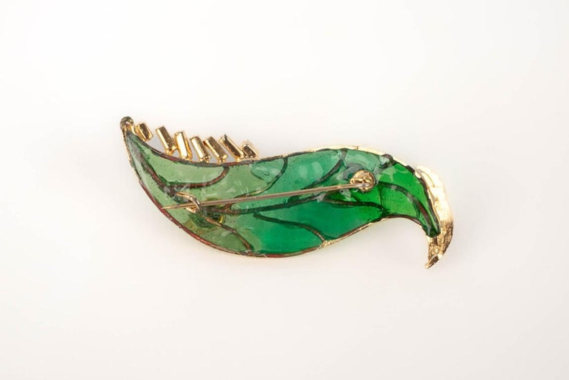 Gripoix - Antique golden metal brooch with glass paste and rhinestones, representing a leaf. Not signed jewellery from the house of Gripoix. Some cracks in the glass paste.

Additional information:
Condition: Good condition
Dimensions: Length: 7.5