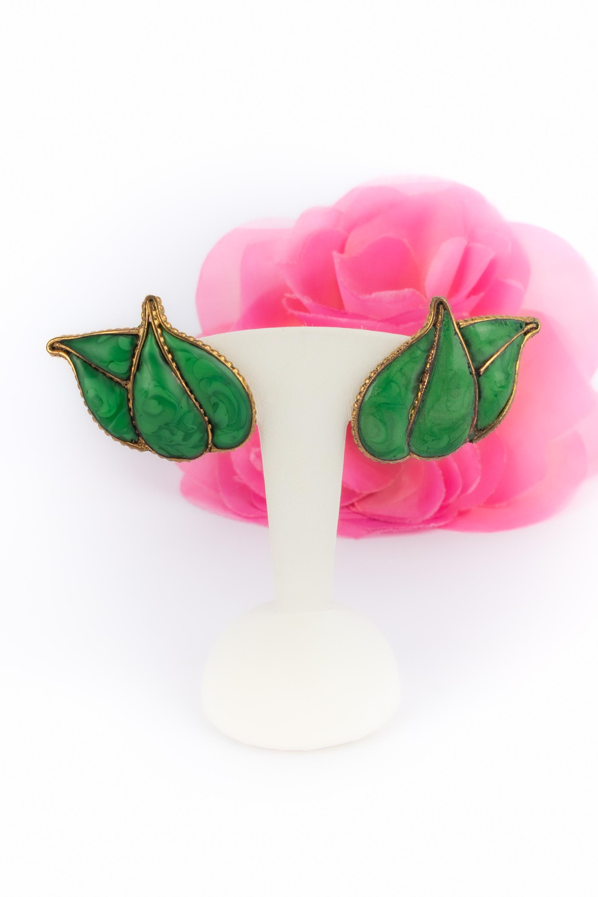 GRIPOIX - (Made in France) Orecchini a clip in metallo dorato con pasta di vetro. Gioielli non firmati. Realizzato dall'Atelier Craft di Gripoix negli anni Cinquanta.

Condizioni:
Ottime condizioni

Dimensioni:
4 cm x 3 cm

SKU:BO334