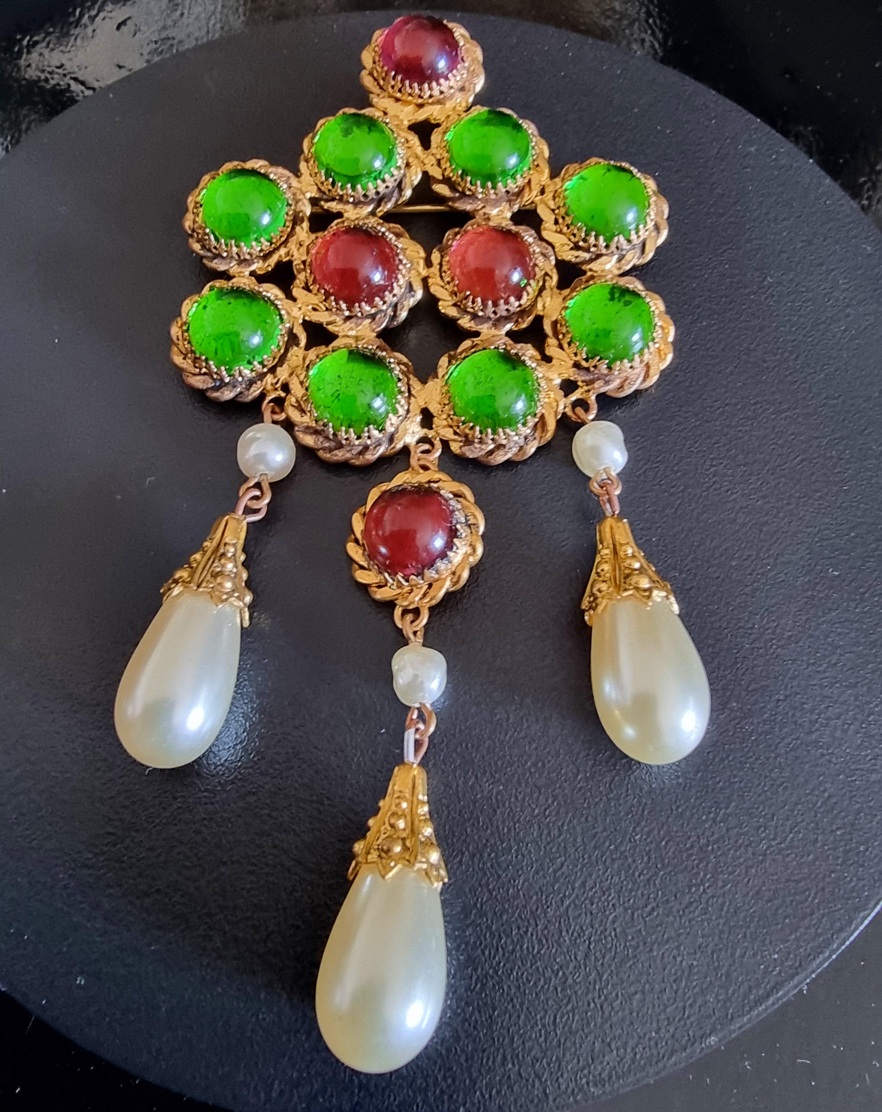 Magnificent large old brooch,
vintage,
by Maison GRIPOIX,
very rare model, collector's item,
an extraordinary work that is no longer produced by the defunct Maison Gripoix,
height 12.5 cm, width 6 cm, weight 53 g,,
clasp works perfectly,
good