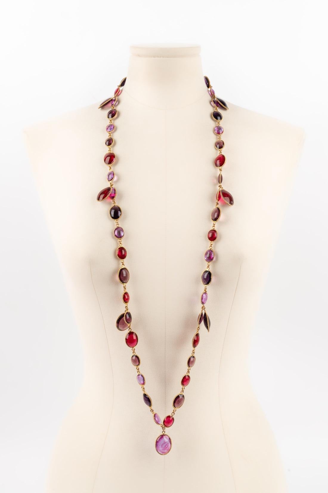 Gripoix - Necklace in gold-plated metal and glass paste in red, pink, and purple tones. Work from the Gripoix Atelier from the 1980s.

Additional information:
Condition: Very good condition
Dimensions: Length: 101 cm
Period: 20th Century

Seller