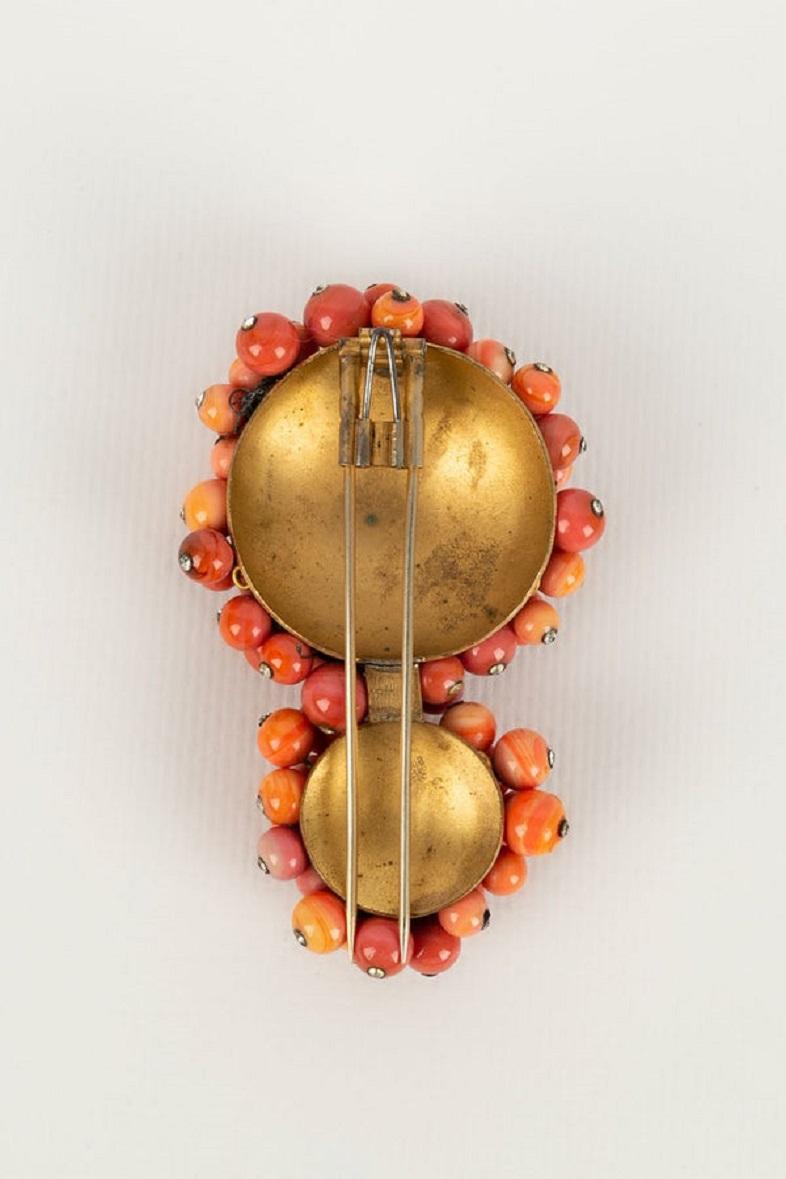 Women's or Men's Gripoix Pearls and Rhinestones on a Gilded Metal Brooch For Sale