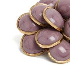 Gripoix pour Chanel Broche ou Pendentif Camelia Spilla o ciondolo in vetro viola