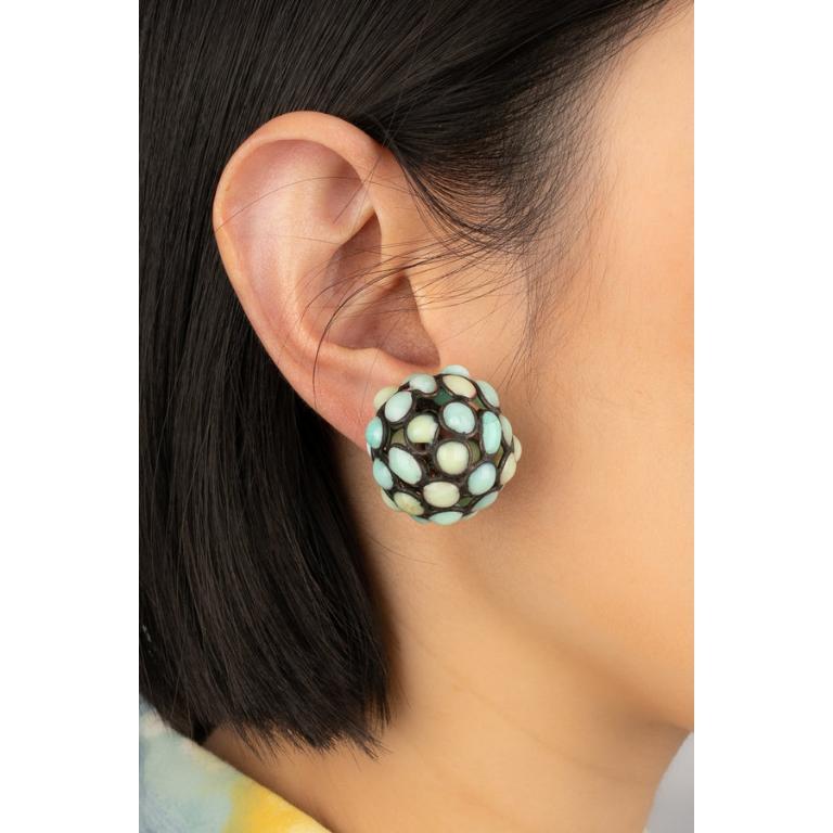 Gripoix - Boucles d'oreilles en métal argenté avec pâte de verre turquoise. Bijoux non signés de l'atelier Gripoix.

Informations complémentaires :
Condit : Très bon état.
Dimensions : Diamètre : 2,5 cm

Référence du vendeur : BO335
