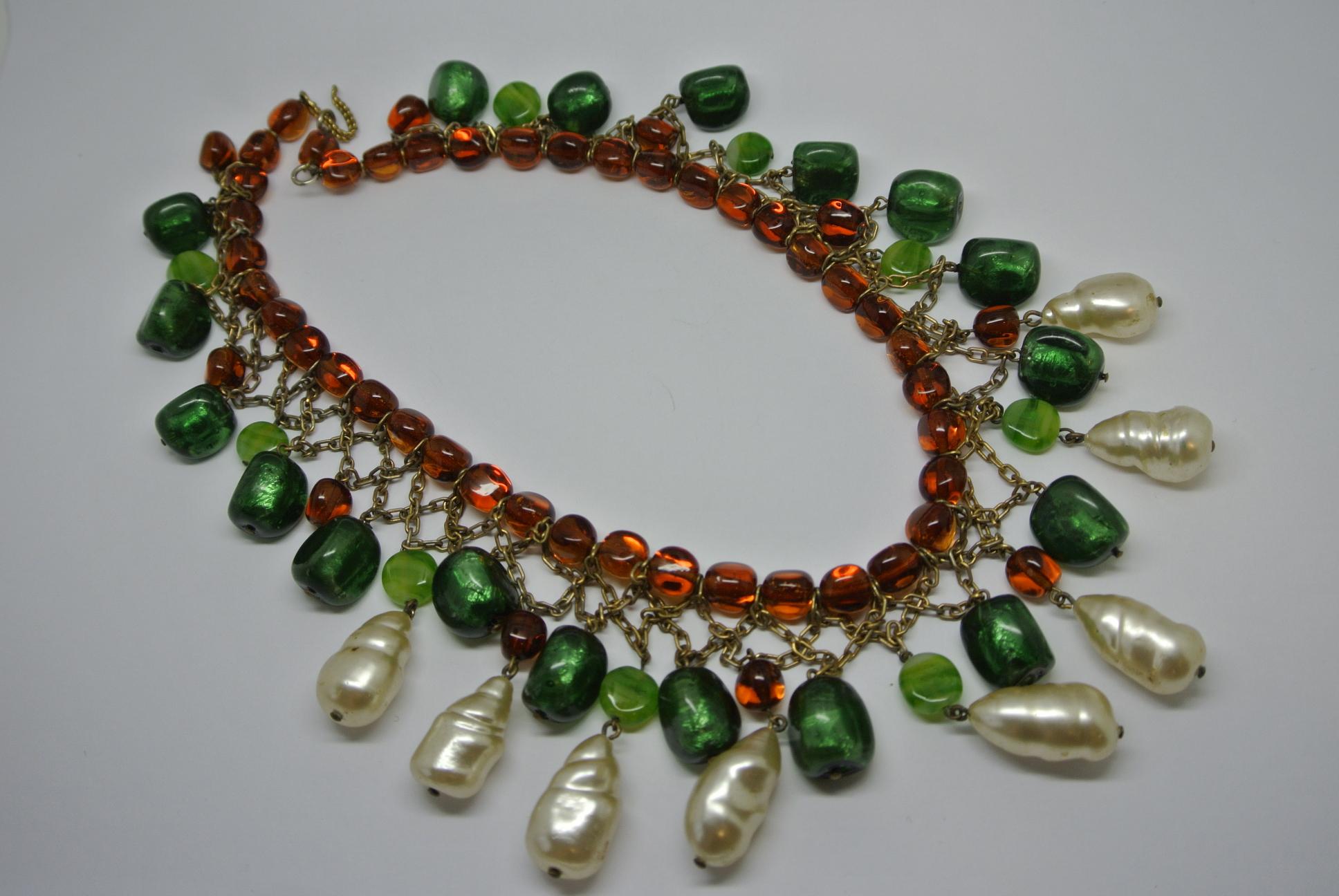 Gripoix unsigned green amber poured glass drop faux pearl bib necklace For Sale 4